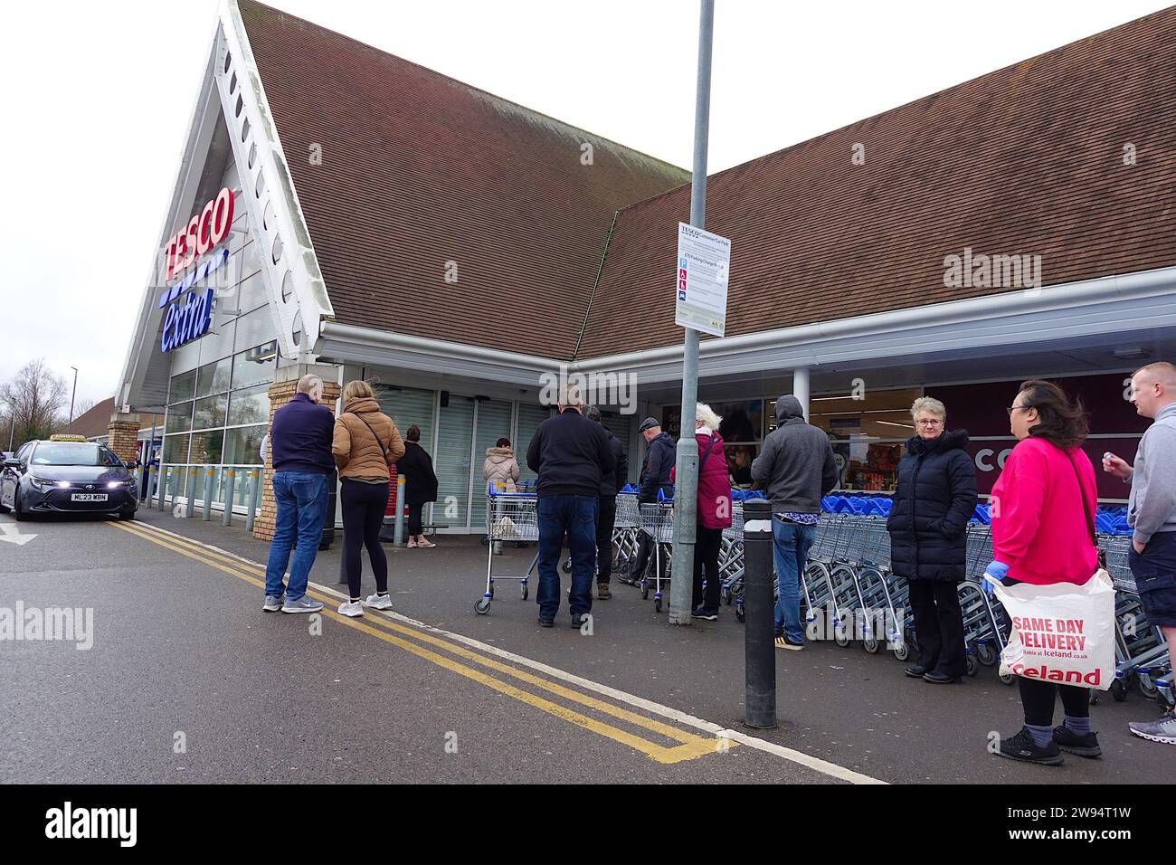 Ashford, Kent, UK. 24 December, 2023. Scores of last minute shoppers queue outside Tesco in Ashford, Kent. Photo Credit: News PAL /Alamy Live News Stock Photo