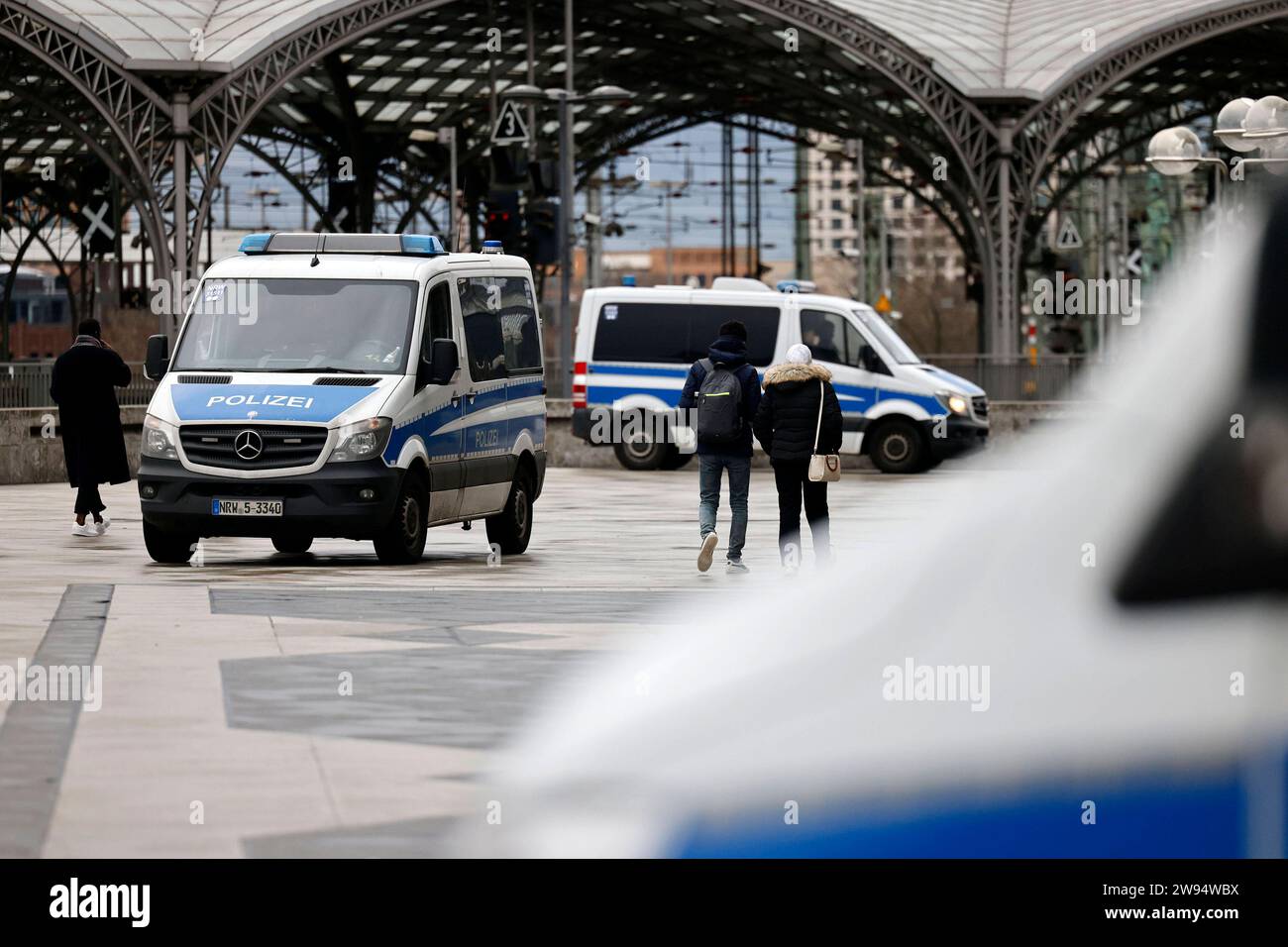 Terroralarm zu Weihnachten: Rund um den Kölner Dom sind Polizisten in Stellung gegangen. Zuvor ging eine Terrorwarnung ein: Eine islamistische Terrorzelle des afghanischen ISIS-Ablegers ISPK habe über den Jahreswechsel u.a. in Köln Anschläge geplant. Zwei Personen sollen in Deutschland und Wien festgenommen worden sein. Nachdem in der Nacht unter anderem Sprengstoff-Spürhunde im Dom eingesetzt wurden, kontrolliert die Polizei nun alle Gottesdienstbesucher. Themenbild, Symbolbild Köln, 24.12.2023 NRW Deutschland *** Terror alert at Christmas Police have taken up positions around Cologne Cathedr Stock Photo