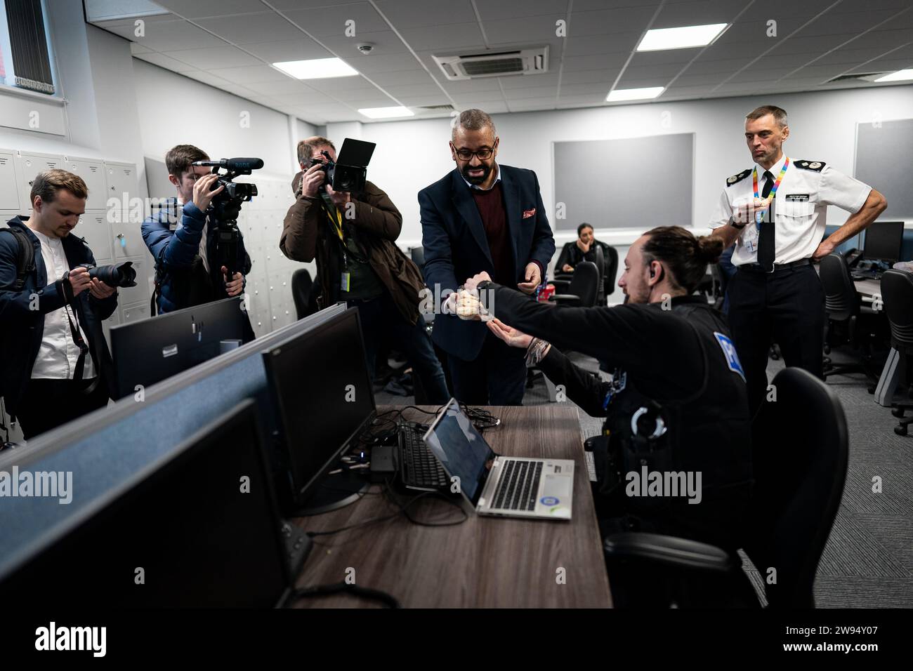 Home Secretary James Cleverly hands out mince pies whilst meeting police officers at Luton Police Station to thank them for their service for working over the festive period. Picture date: Thursday December 21, 2023. Stock Photo