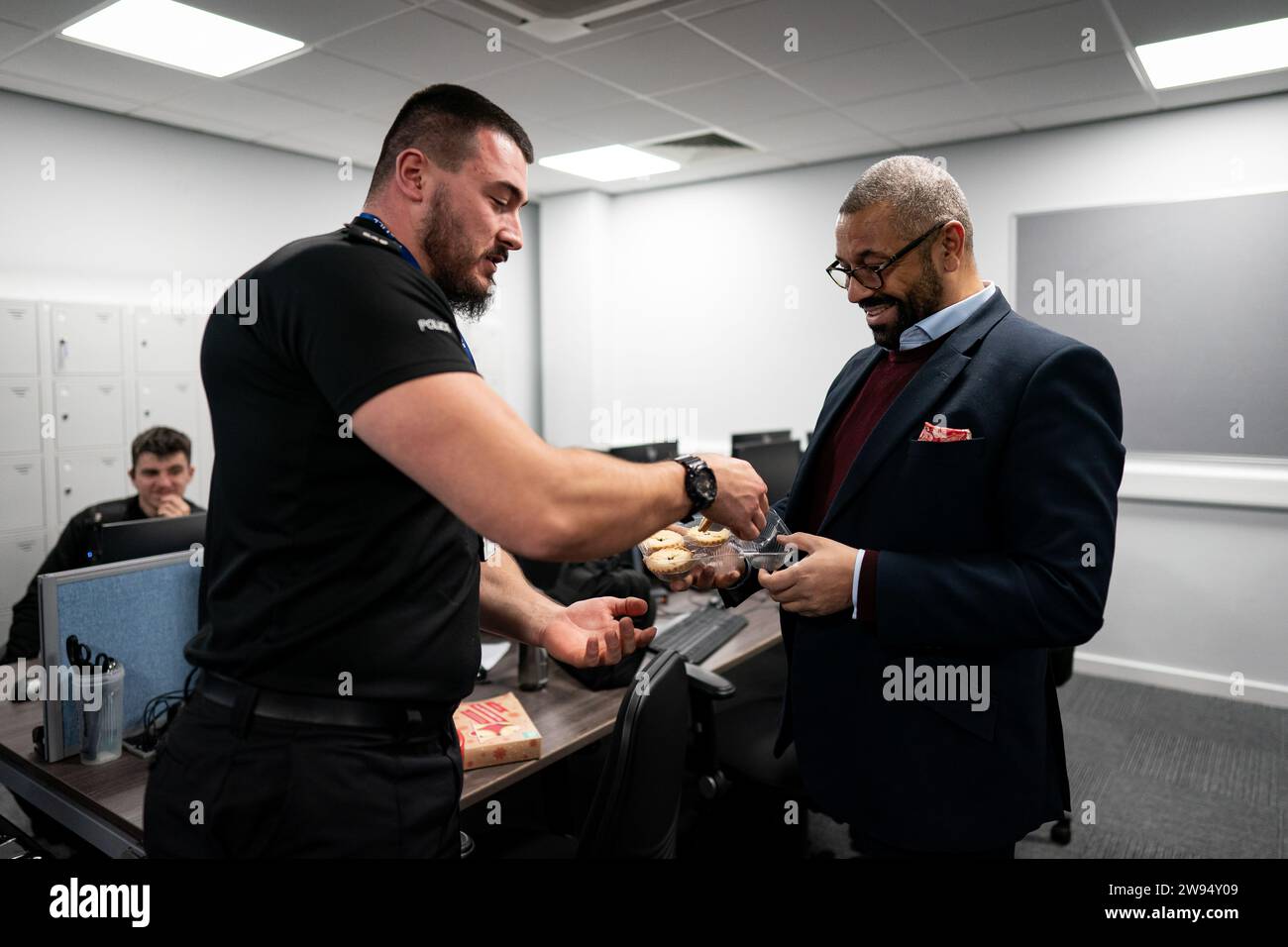 Home Secretary James Cleverly hands out mince pies whilst meeting police officers at Luton Police Station to thank them for their service for working over the festive period. Picture date: Thursday December 21, 2023. Stock Photo