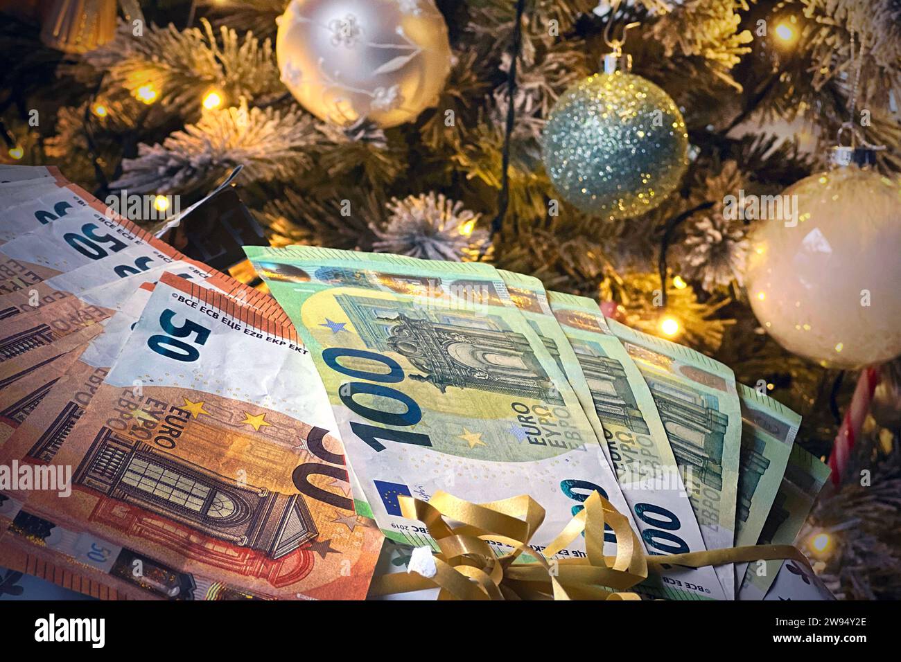 Themenfoto:Geldgeschenk zu Weihnachten. Euroscheine vor Weihnachtsbaum,Geld schneken, *** Themed photo Christmas gift of money Euro bills in front of Christmas tree, money gift, Stock Photo