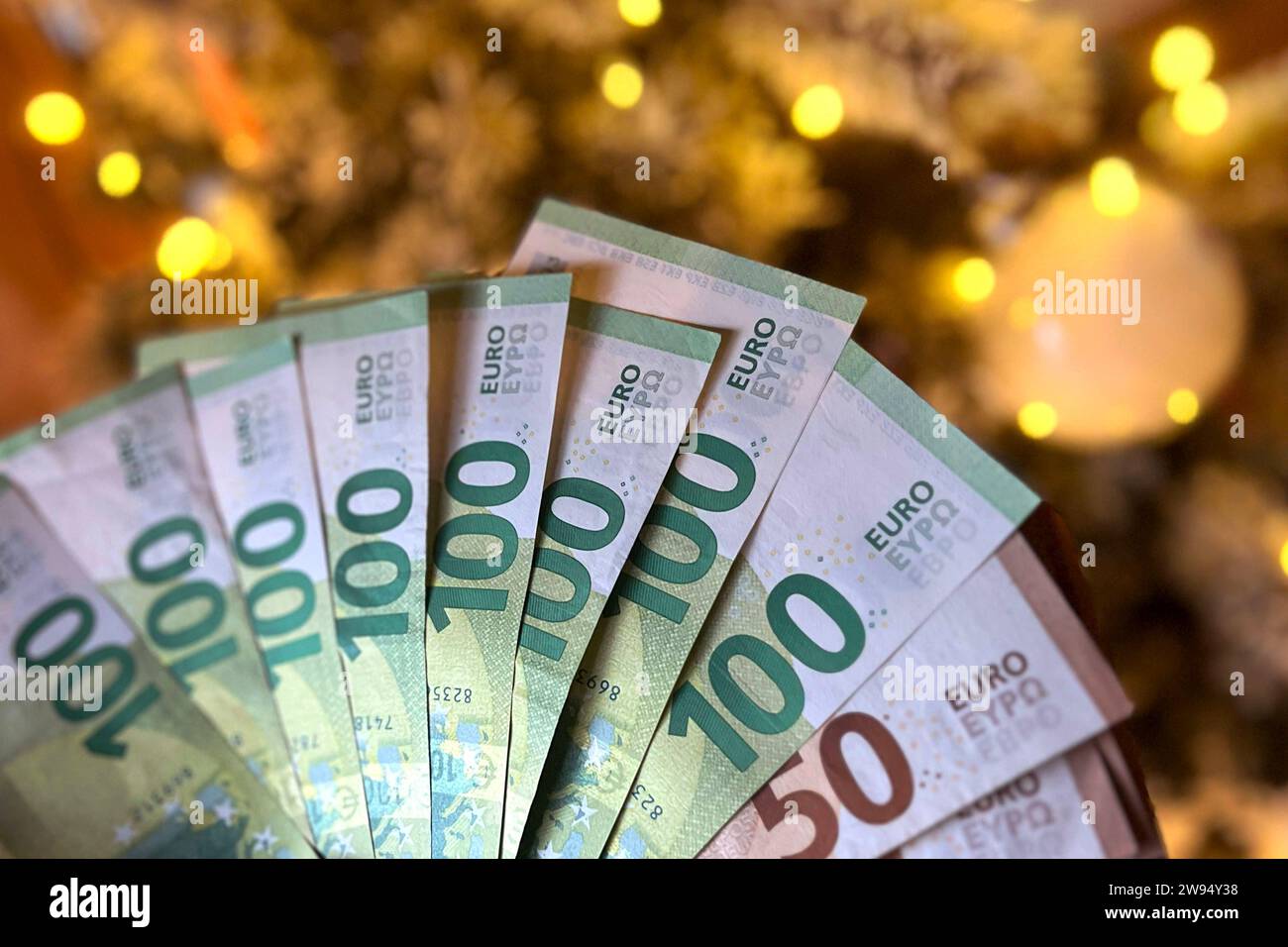 Themenfoto:Geldgeschenk zu Weihnachten. Euroscheine vor Weihnachtsbaum,Geld schneken, *** Themed photo Christmas gift of money Euro bills in front of Christmas tree, money gift, Stock Photo