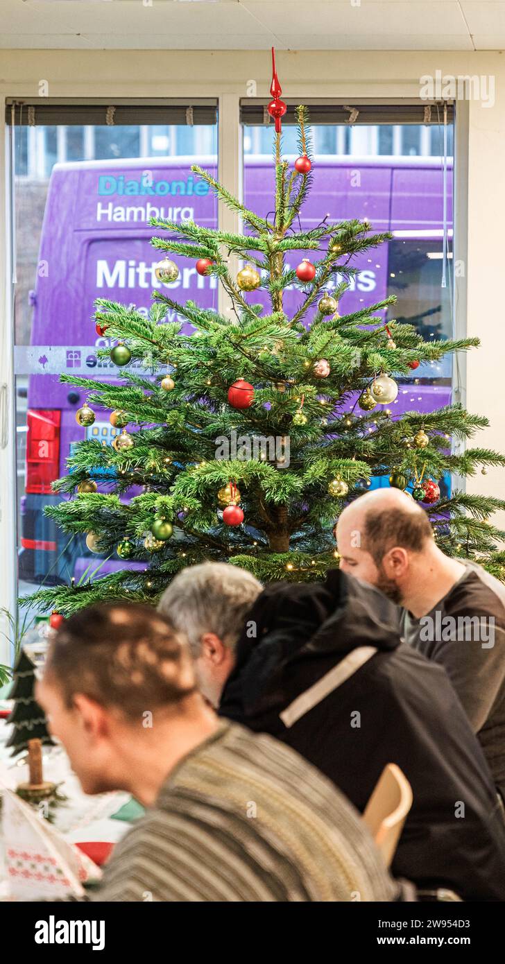 Hamburg, Germany. 24th Dec, 2023. A Christmas tree stands in the Diakonie Hamburg day care center for homeless people. Credit: Markus Scholz/dpa/Alamy Live News Stock Photo