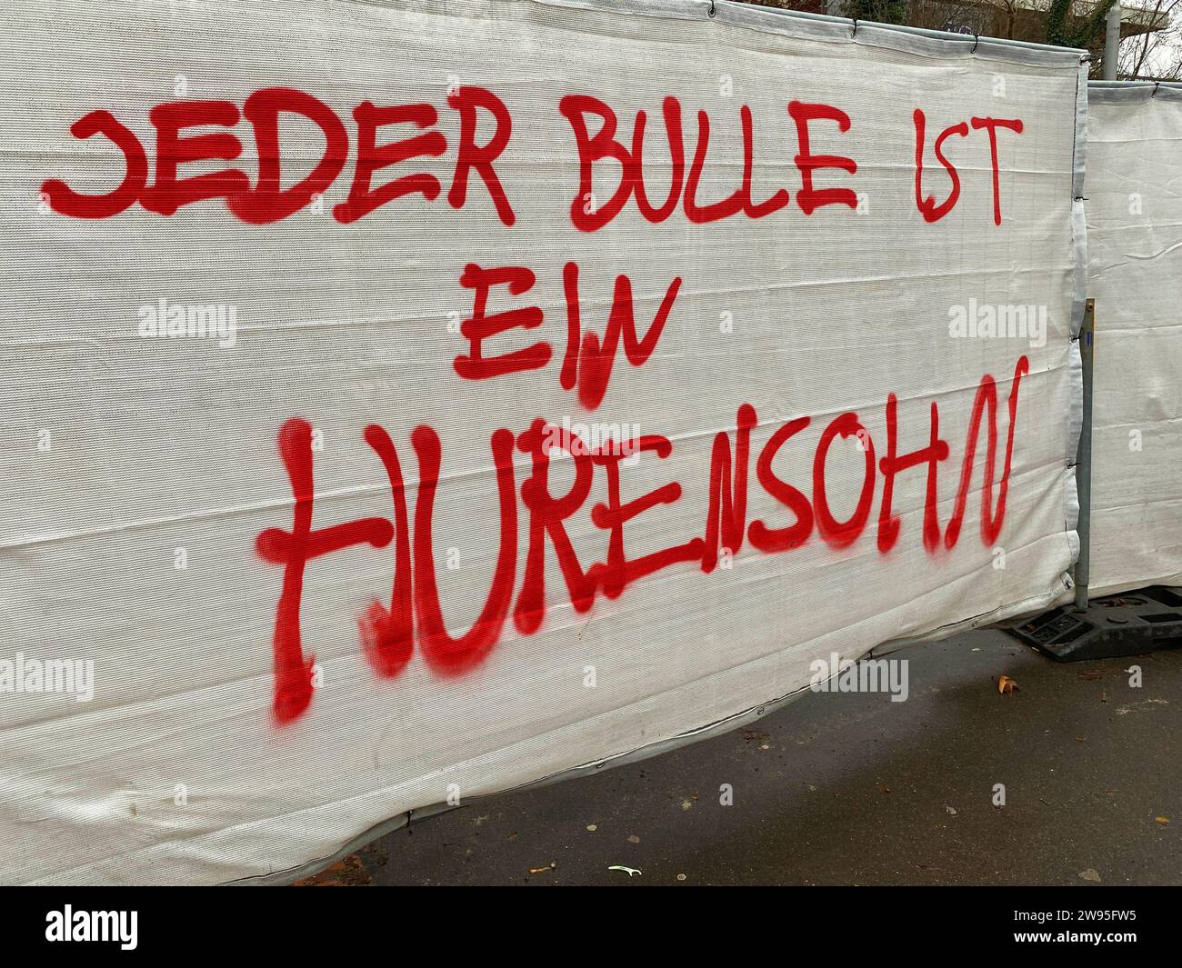 JEDER BULLE IST EIN HURENSOHN, hate speech, hate speech, slogan, insult, graffiti on building fence, red, against police, Bad-Cannstatt, Stuttgart Stock Photo