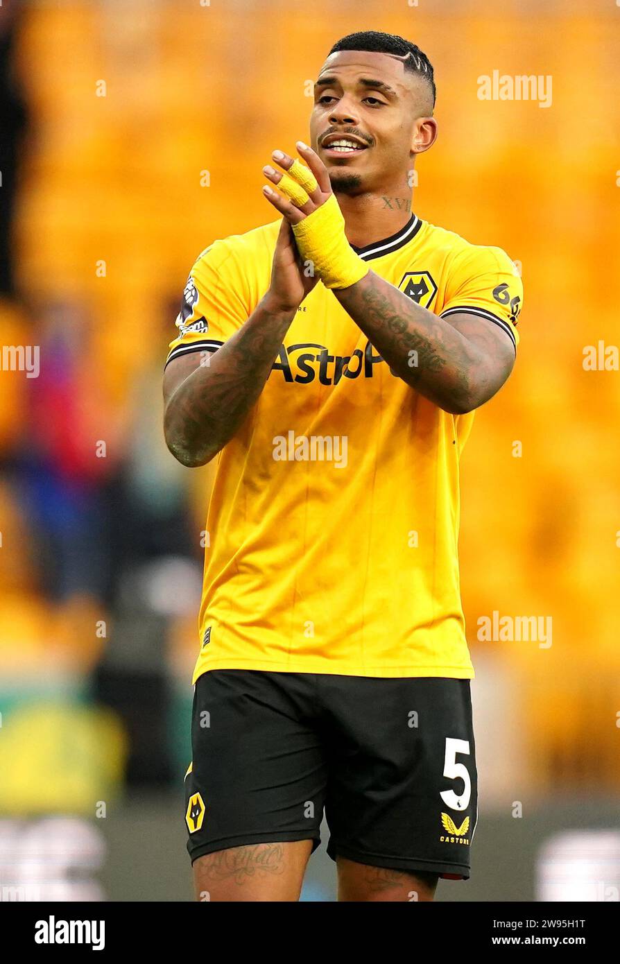 Wolverhampton Wanderers' Mario Lemina applauds the fans after the final whistle in the Premier League match at Molineux Stadium, Wolverhampton. Picture date: Sunday December 24, 2023. Stock Photo