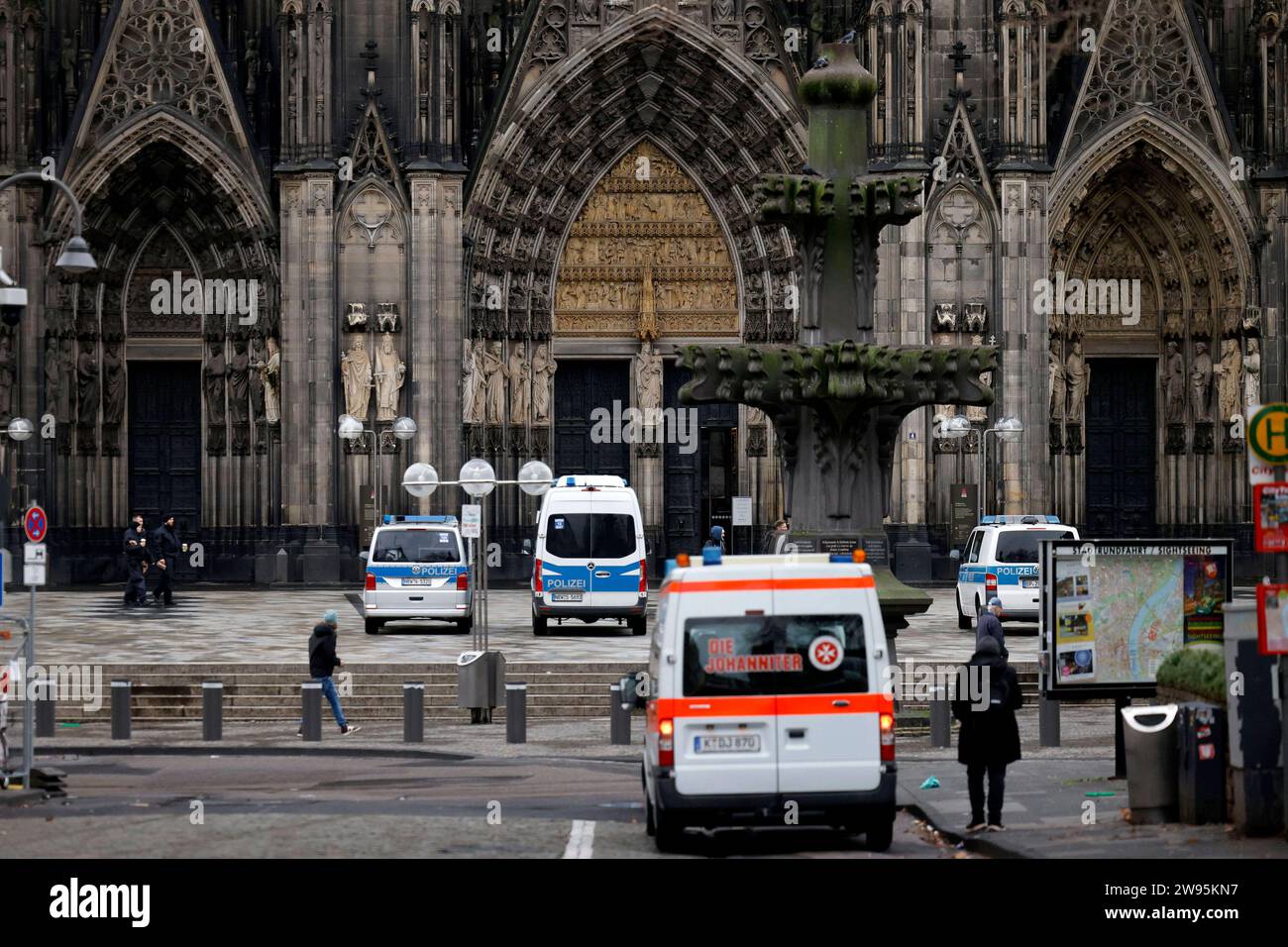 Terroralarm zu Weihnachten: Rund um den Kölner Dom sind Polizisten in Stellung gegangen. Zuvor ging eine Terrorwarnung ein: Eine islamistische Terrorzelle des afghanischen ISIS-Ablegers ISPK habe über den Jahreswechsel u.a. in Köln Anschläge geplant. Zwei Personen sollen in Deutschland und Wien festgenommen worden sein. Nachdem in der Nacht unter anderem Sprengstoff-Spürhunde im Dom eingesetzt wurden, kontrolliert die Polizei nun alle Gottesdienstbesucher. Themenbild, Symbolbild Köln, 24.12.2023 NRW Deutschland *** Terror alert at Christmas Police have taken up positions around Cologne Cathedr Stock Photo