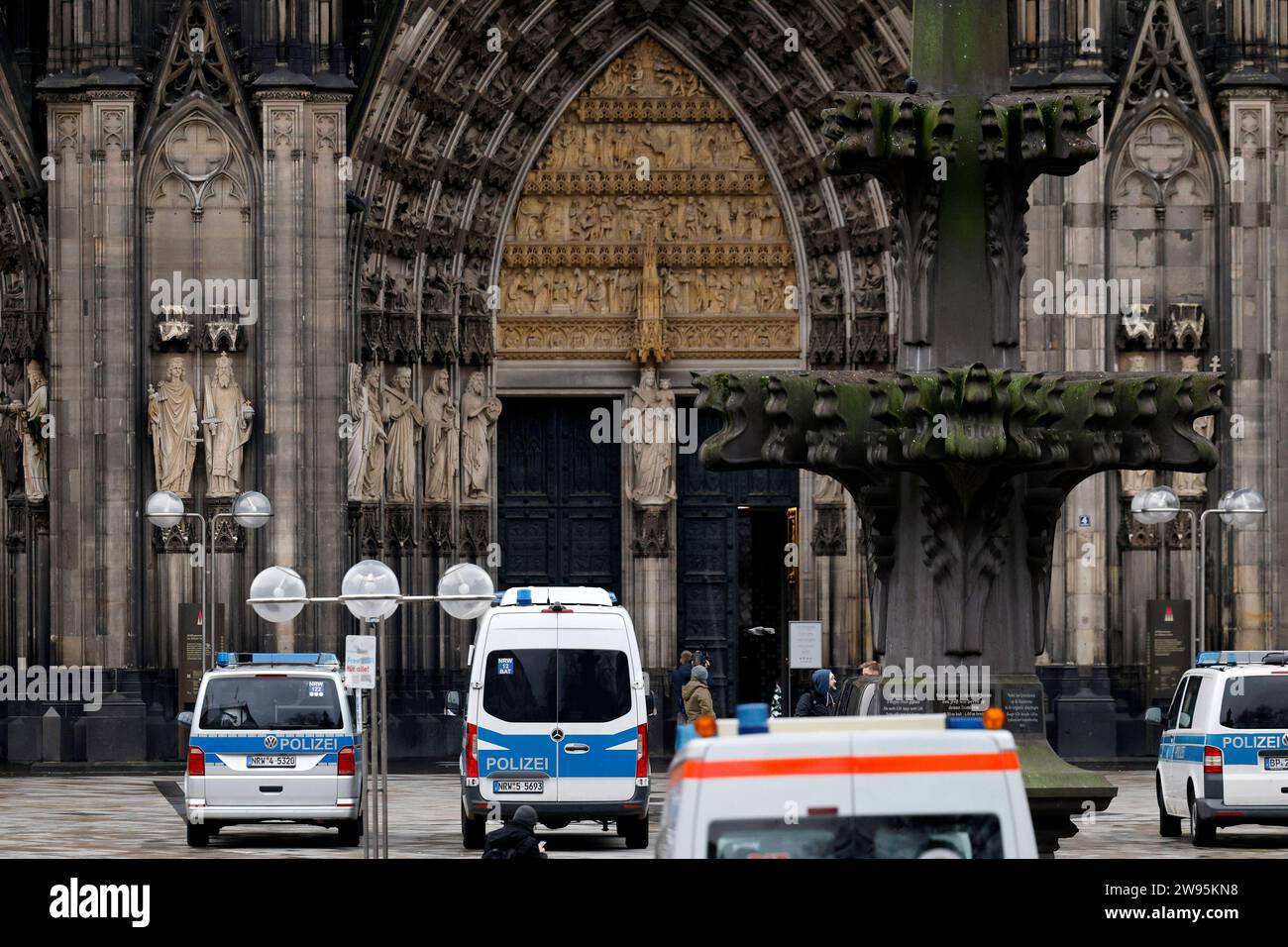 Terroralarm zu Weihnachten: Rund um den Kölner Dom sind Polizisten in Stellung gegangen. Zuvor ging eine Terrorwarnung ein: Eine islamistische Terrorzelle des afghanischen ISIS-Ablegers ISPK habe über den Jahreswechsel u.a. in Köln Anschläge geplant. Zwei Personen sollen in Deutschland und Wien festgenommen worden sein. Nachdem in der Nacht unter anderem Sprengstoff-Spürhunde im Dom eingesetzt wurden, kontrolliert die Polizei nun alle Gottesdienstbesucher. Themenbild, Symbolbild Köln, 24.12.2023 NRW Deutschland *** Terror alert at Christmas Police have taken up positions around Cologne Cathedr Stock Photo