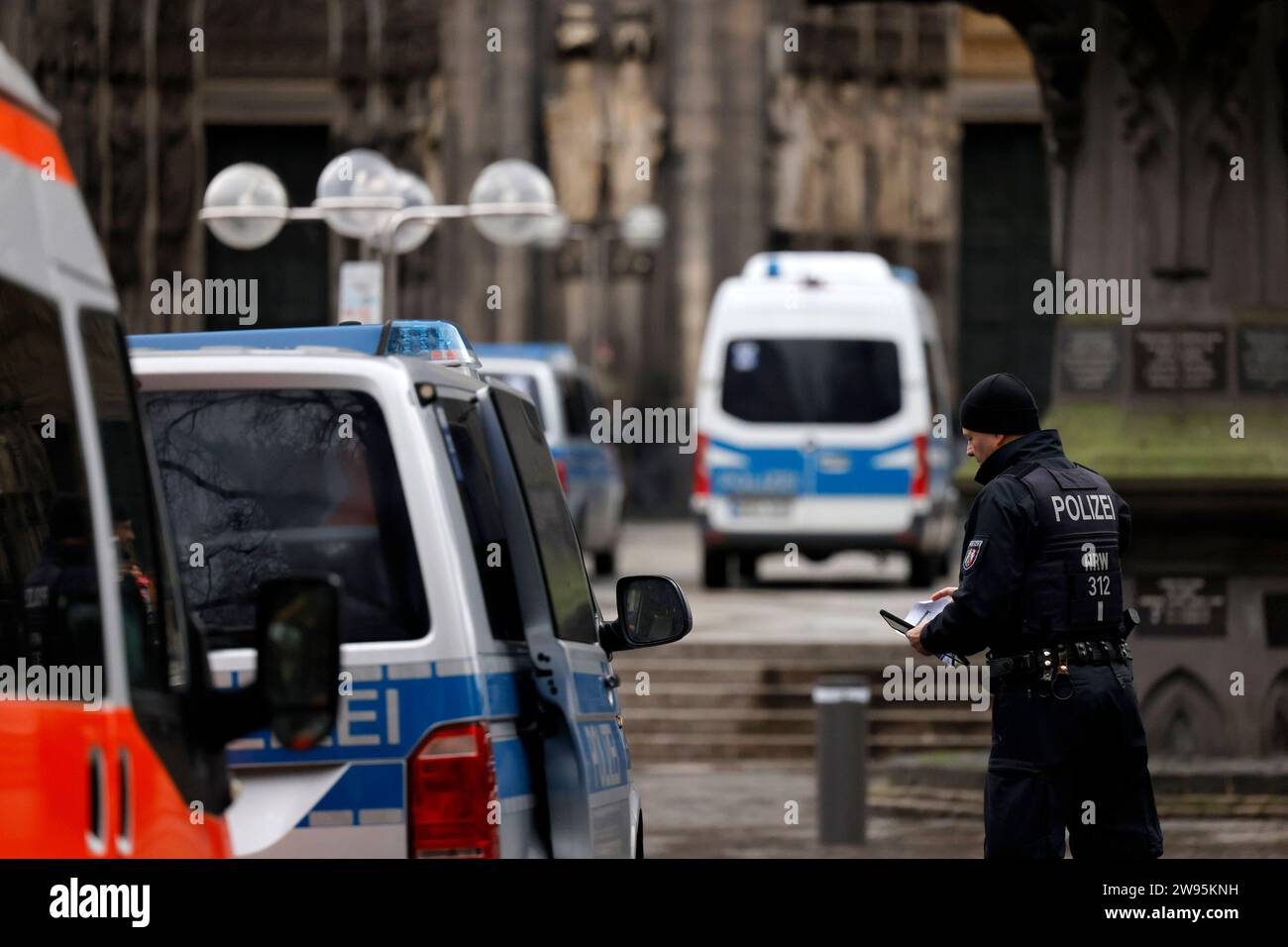 Terroralarm zu Weihnachten: Rund um den Kölner Dom sind Polizisten in Stellung gegangen. Zuvor ging eine Terrorwarnung ein: Eine islamistische Terrorzelle des afghanischen ISIS-Ablegers ISPK habe über den Jahreswechsel u.a. in Köln Anschläge geplant. Zwei Personen sollen in Deutschland und Wien festgenommen worden sein. Nachdem in der Nacht unter anderem Sprengstoff-Spürhunde im Dom eingesetzt wurden, kontrolliert die Polizei nun alle Gottesdienstbesucher. Themenbild, Symbolbild Köln, 24.12.2023 NRW Deutschland *** Terror alert at Christmas Police have taken up positions around Cologne Cathedr Stock Photo