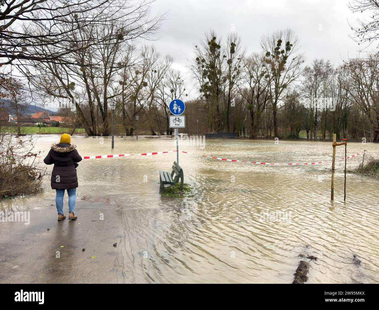 Rodenberg, Germany. 24th Dec, 2023. The Rodenberger Aue is flooding. The flood situation worsened in many areas of Lower Saxony on Christmas Eve. There was an acute warning for Rodenberg (district of Schaumburg), among others. Credit: Ole Spata/dpa/Alamy Live News Stock Photo