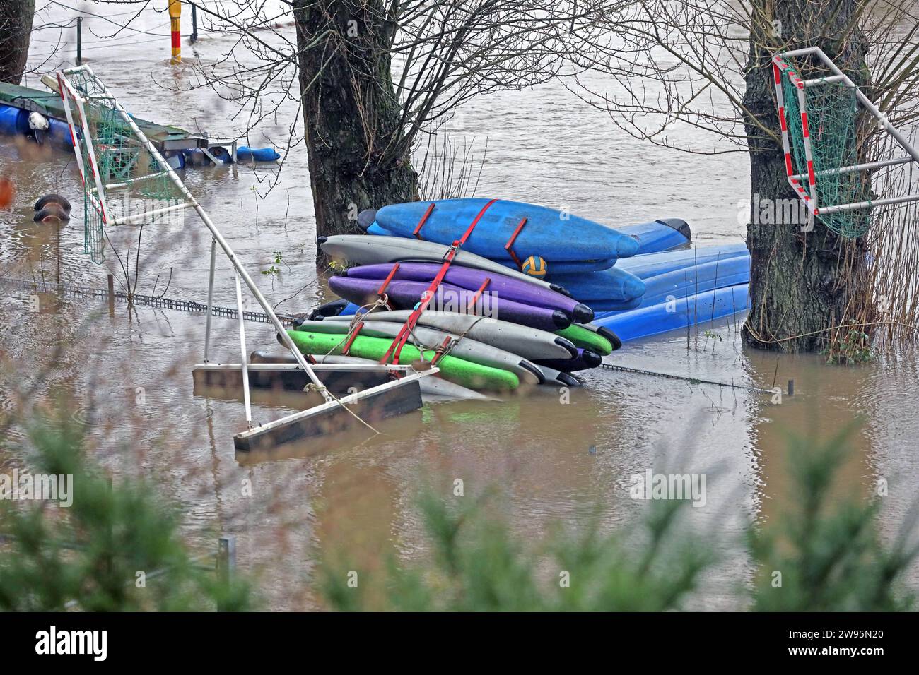 Hochwasser zur Weihnachtszeit Das Weihnachtshochwasser 2023 als Folge einer Dauerregenlage auf Grund einer straffen westlichen bis nordwestlichen Strömung mit sehr milder Meeresluft und bedrohlicher Nähe zum Siedlungsraum Essen Nordrhein-Westfalen Deutschland Zornige Ameise *** Flood at Christmas time The Christmas flood 2023 as a result of a continuous rain situation due to a strong westerly to north-westerly current with very mild sea air and threatening proximity to the settlement area Essen North Rhine-Westphalia Germany Angry ant Stock Photo