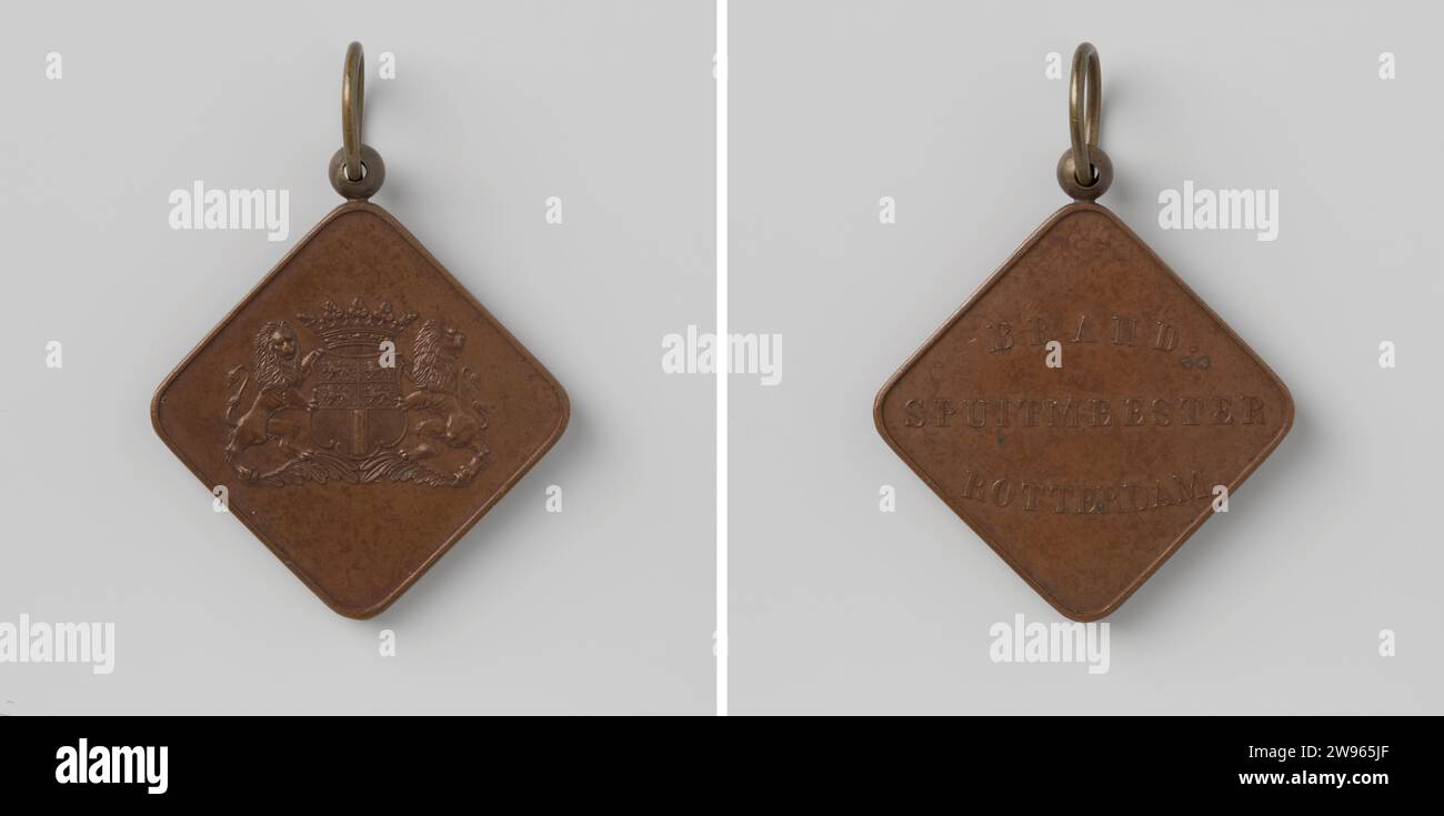 Breeding sign by fire spray master in Rotterdam ,, 1870 - 1910 history medal Copper square medal with ball and wearing, on the front the weapon of Rotterdam with tenants, three lines of text on the reverse side.  bronze (metal) striking (metalworking) Stock Photo
