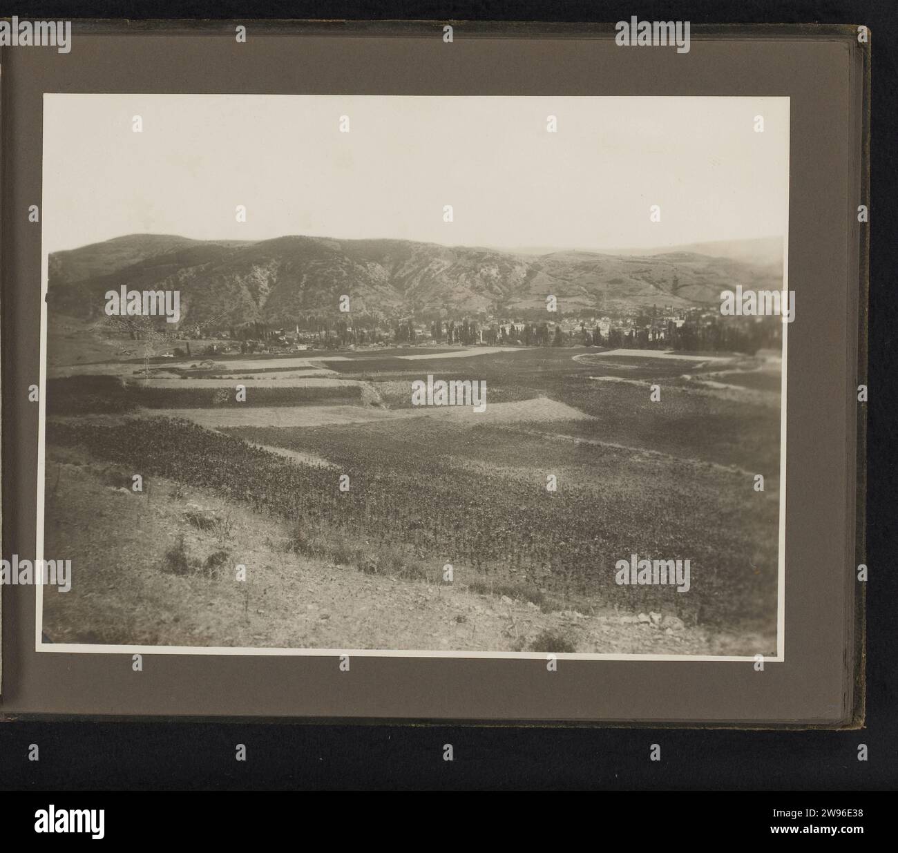 Valley with Akkers, Anonymous, 1925 - 1928 photograph Very face over the valley with the fields with tobacco. Part of the photo album for Eugen Wachenheimer at his farewell as director of the Deutsche Bank branch in Sofia, December 1928. Bulgaria photographic support. cardboard gelatin silver print (non-fruit) products of plants or trees: tobacco. tobacco. cultivation  agriculture Bulgaria Stock Photo