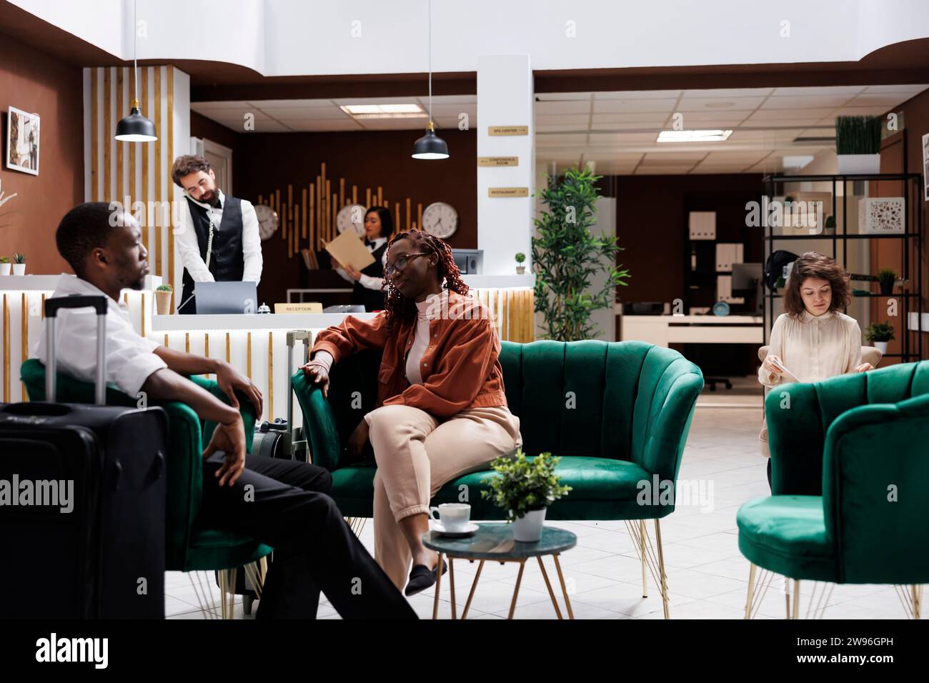 Hotel lobby guests sitting hi-res stock photography and images - Alamy