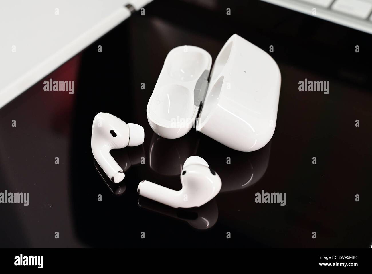 Airpods hi-res stock photography and images - Page 6 - Alamy