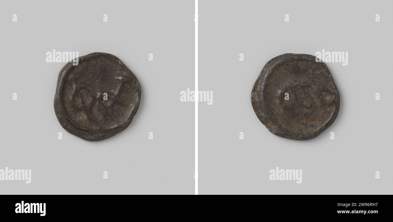 Tinn Bazaroek of the VOC for Cochin, Voor -India, United Oostindische Compagnie, 1663 - 1724 coin Pewter mint. Front: Monogram of the VOC. Reverse: object, looking like a kauri shell. Smooth edge. Kochi tin (metal) casting Stock Photo