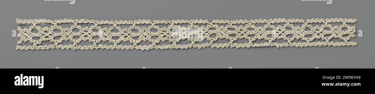 Strip or intermediate brush from Kloskant with circular motifs and double oval recesses, anonymous, c. 1550 - c. 1599  Strip of natural -colored bobbin. The repeating and symmetrical pattern is formed by an open network of braids, made with a relatively coarse wire. It consists of a chain of circular motifs, filled with an x or finer meshes. The circles are connected to each other by double, placed on top of each other without filling. Top and bottom of the strip are straight. The chain with motifs is connected to this with X-shaped crossed braids, always under the double oval recesses. Italy Stock Photo