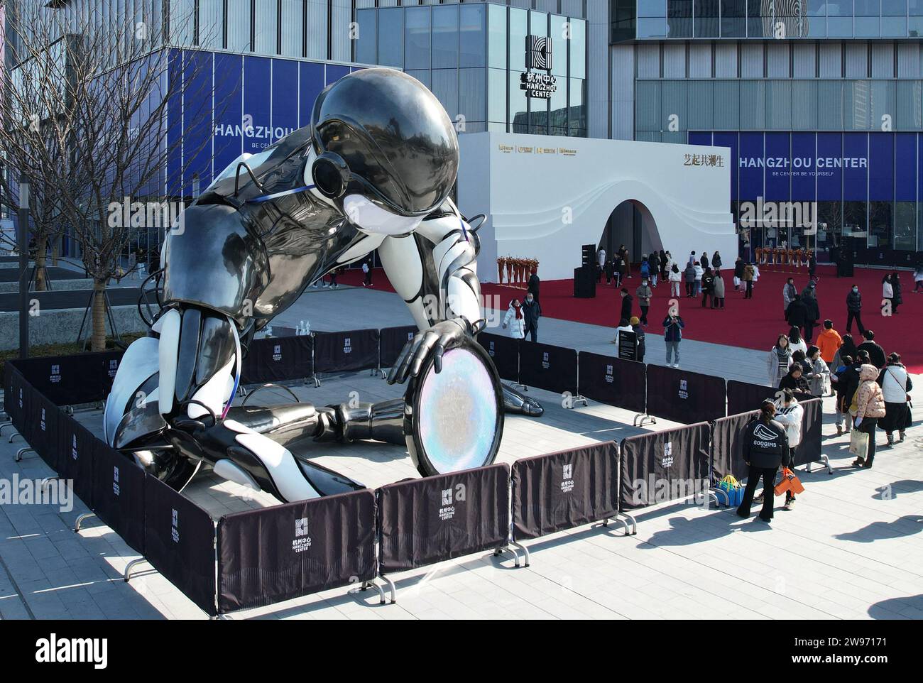 HANGZHOU, CHINA - DECEMER 24, 2023 - Citizens watch 'Resonance of TROS', a large-scale sci-fi robot, in Hangzhou, Zhejiang Province, China, December 2 Stock Photo