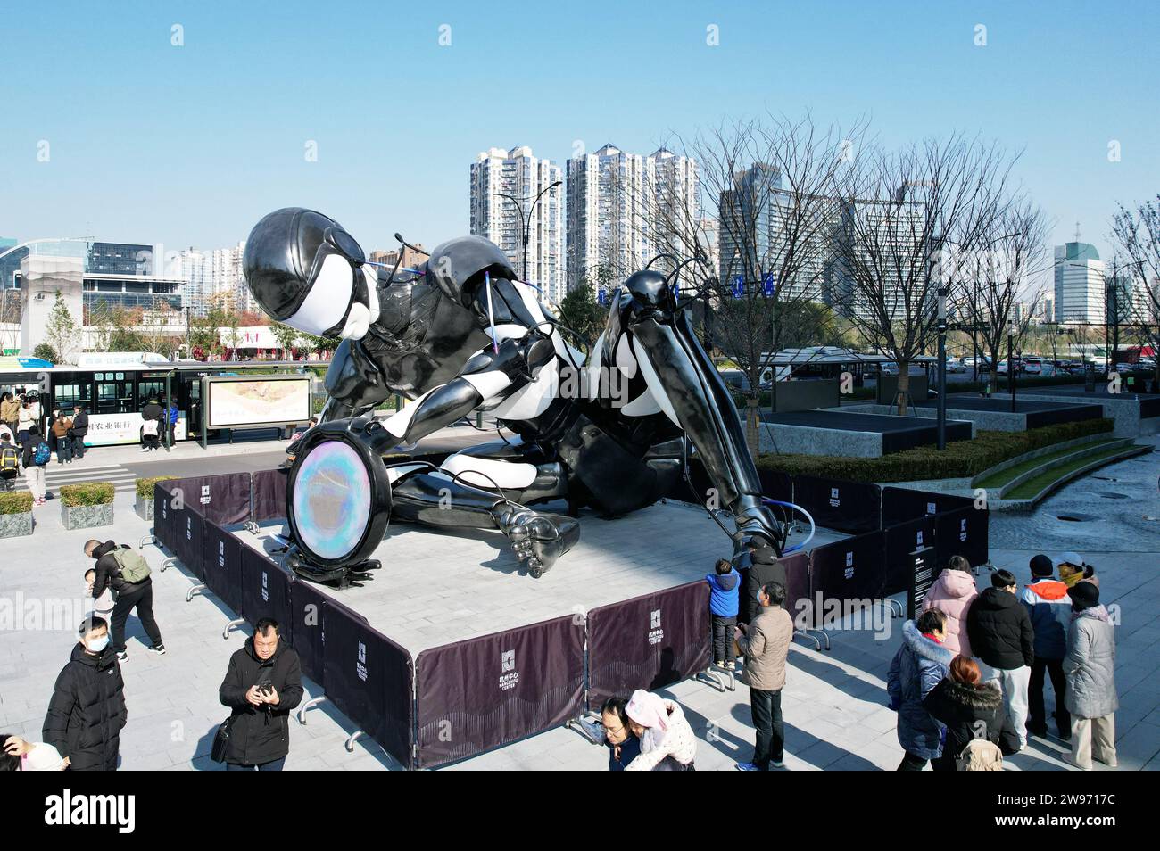 HANGZHOU, CHINA - DECEMER 24, 2023 - Citizens watch 'Resonance of TROS', a large-scale sci-fi robot, in Hangzhou, Zhejiang Province, China, December 2 Stock Photo