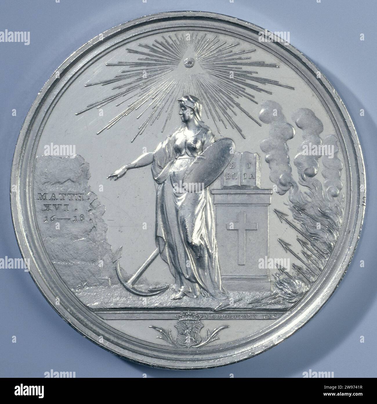Society for the defense of the Christian Religion, Penning awarded to Allard Hulshoff, Johan George Holtzhey, 1791 award medal Silver medal. Front: Displaced by radiant all -eye eye is truth, depicted as veiled woman with shield and anchor between the rock of centuries, in which reference to Bible text is carved, and altar, decorated with cross on which is opened Bible; arrows and hell fire threaten the altar; Cut: crowned coat of arms on two palm branches. Reverse: inscription inside oak wreath and display Amsterdam silver (metal) striking (metalworking) / engraving  The Hague. Makkum. Amster Stock Photo