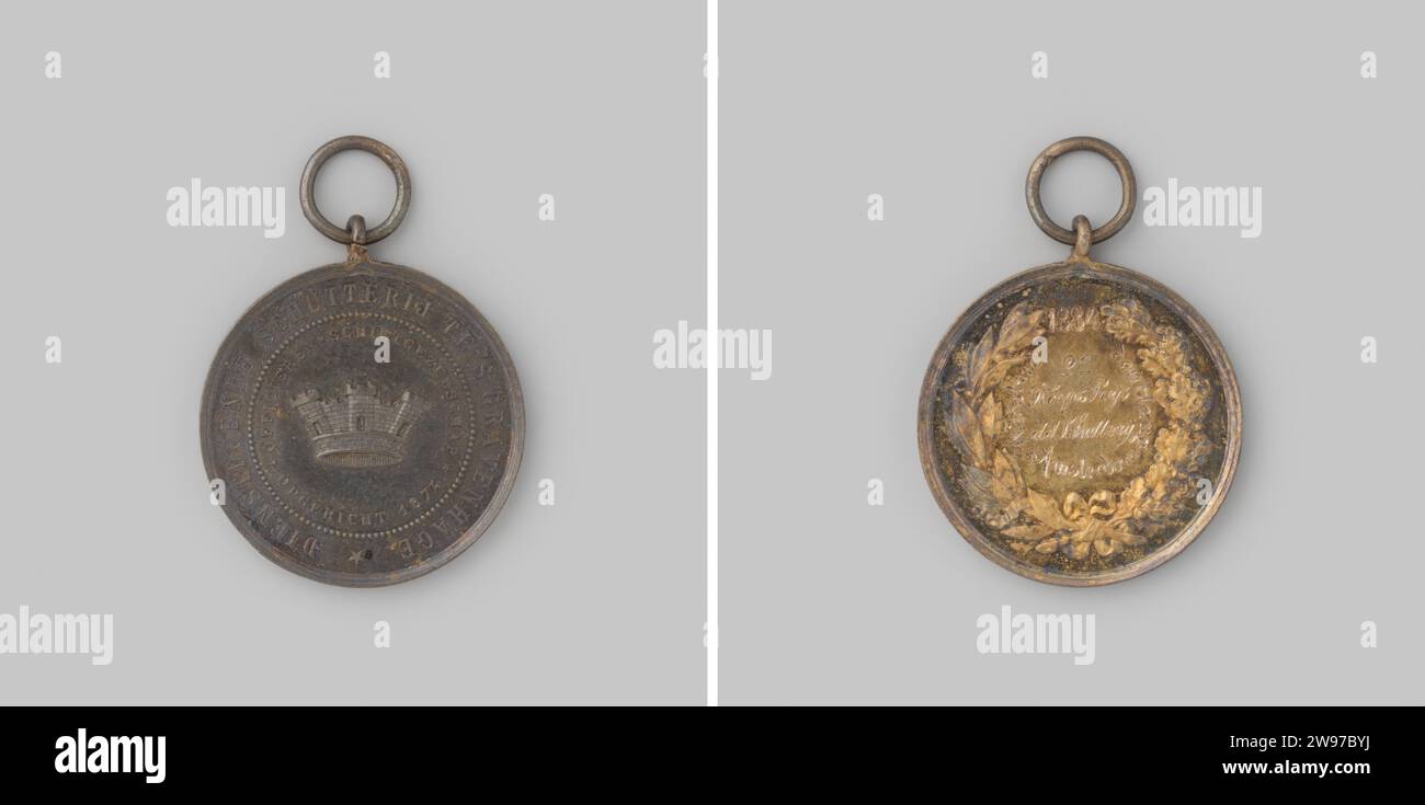 Price medal of the officers shooting company of the militia in The Hague, achieved by the Schutterij regiment in Amsterdam, second prize for Salvo-fire ,, 1884 award medal Silver carrying pin with gilding, button and ring. Front: Stedekroon with Kernschrift: Officers Shooting Company Opgelicht 1874. Around a pearl edge. Display: militia on duty in The Hague. Reverse: stuck laurel and oak branch. In the field inside: inscription with year 1884.  penning: silver (metal). penning: gilding (material) gilding Stock Photo