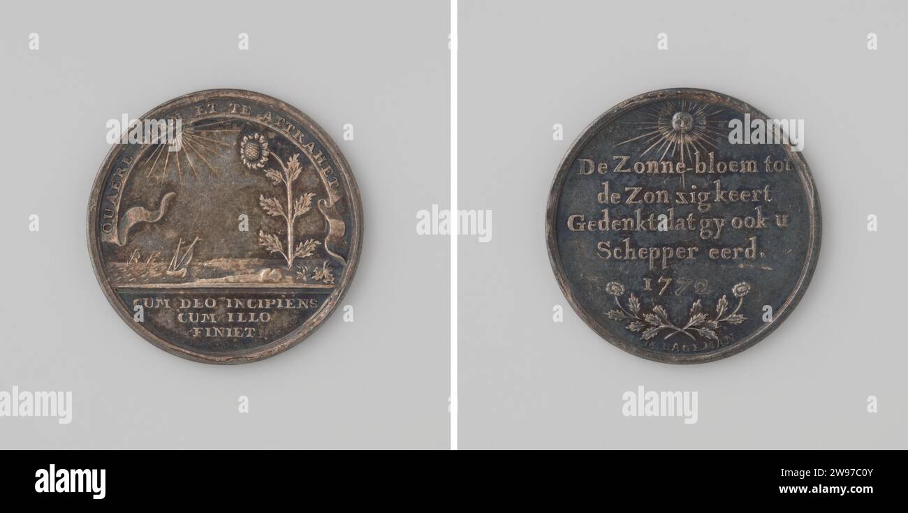 Occasion Penning Start of the year 1772, Johannes Michiel Lageman, 1772 medal Silver medal. Front: Sunflower, lit by sun; In background skeptics at sea under Wimpel with inscription; Cut: Inscription. Tours side: Inscription under sun and above two crossed sunflowers Amsterdam silver (metal) striking (metalworking) / engraving Stock Photo