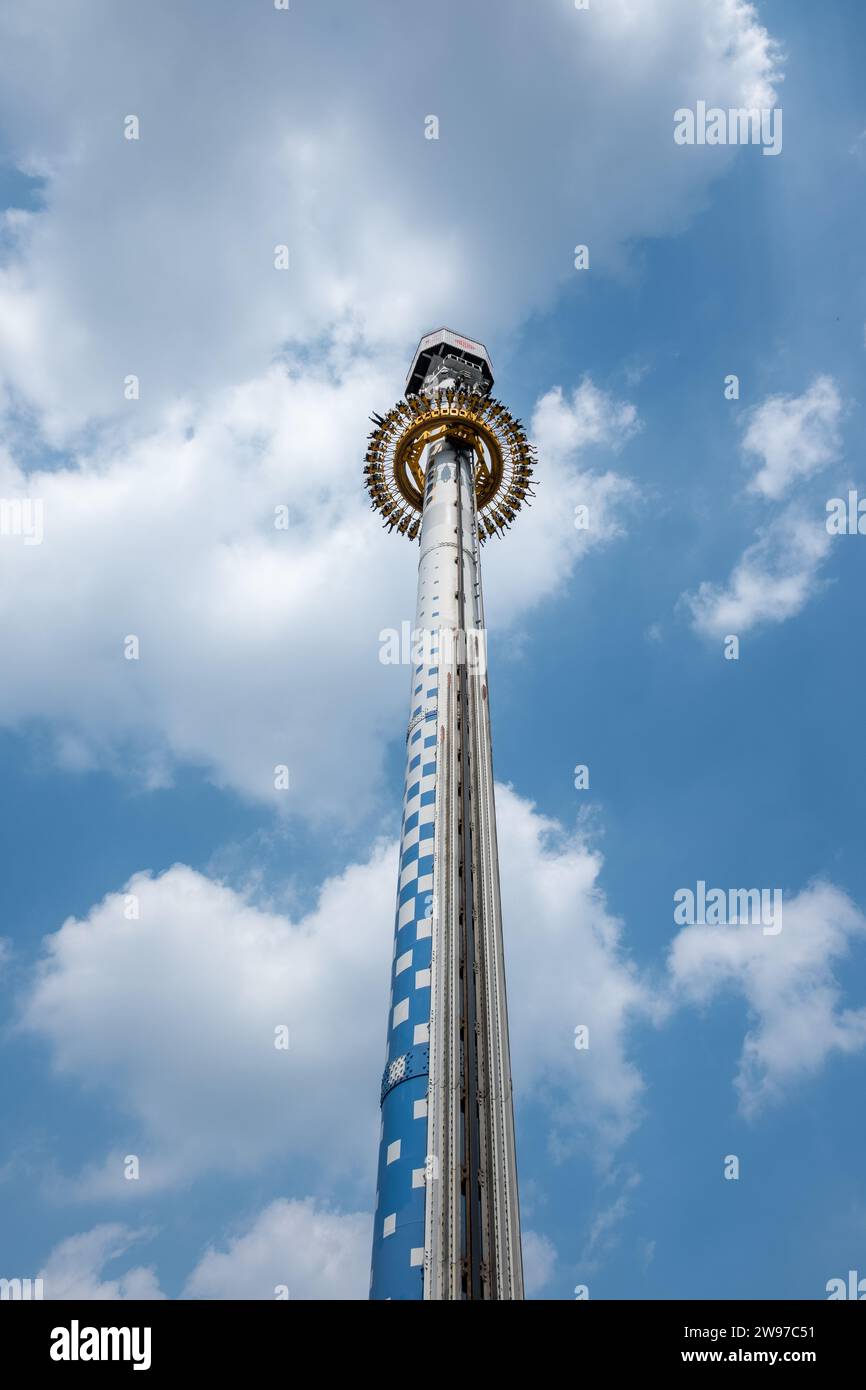 Seoul, South Korea - 15 July 2022: Gyro drop, a Drop Tower  located at Lotte World in Jamsil-Dong, Songpa-Gu Stock Photo