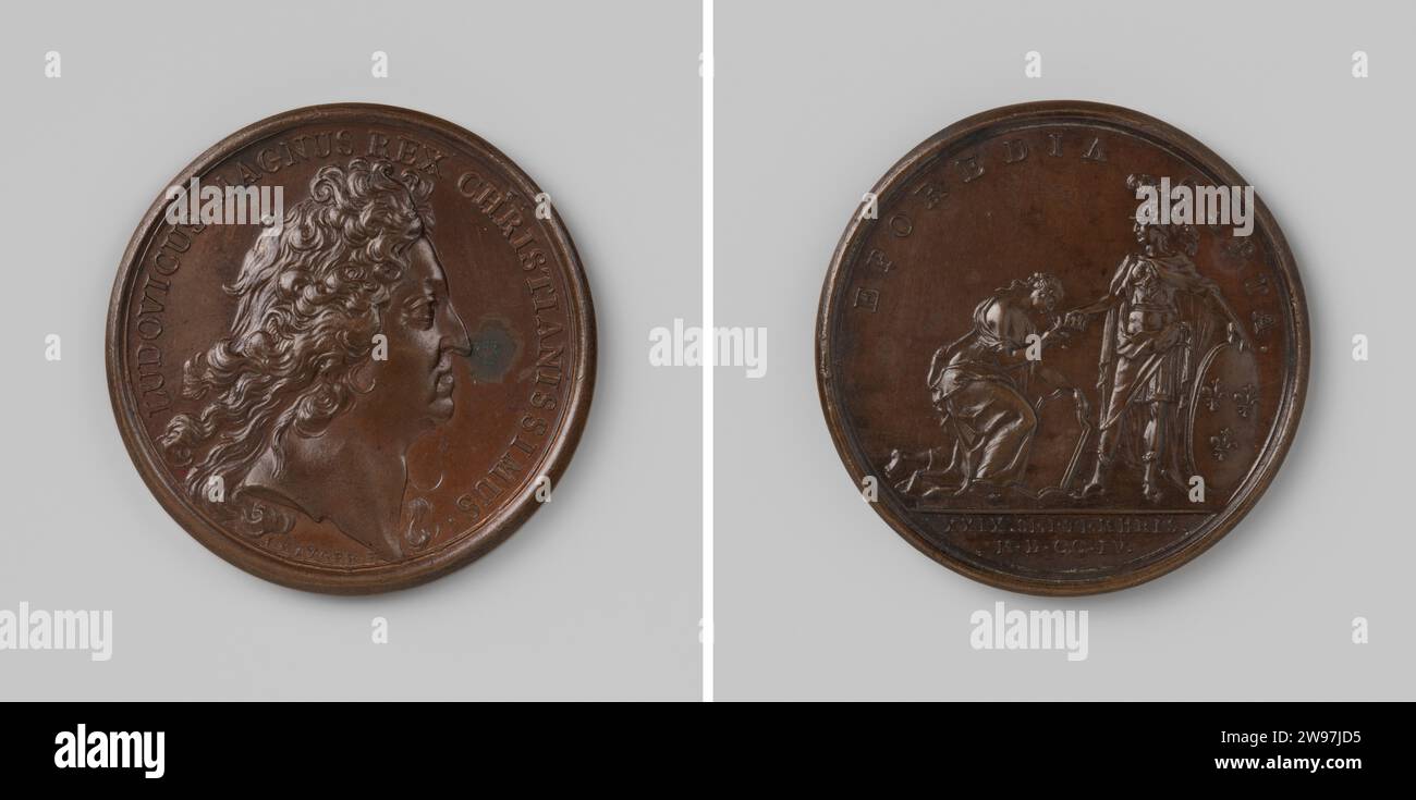 Ivrea taken by the French in Savoye, Jean Mauger, in or after 1648 - in or before c. 1722 history medal Bronze medal. Front: breastpiece man inside change. Reverse: overcome city, in the form of young woman, offers kneeling and with hand on coat of arms crown to France, depicted as Roman war hero within Inverschruit; Cut: Inscription Paris bronze (metal) striking (metalworking)  Ivrea. Piedmont Stock Photo
