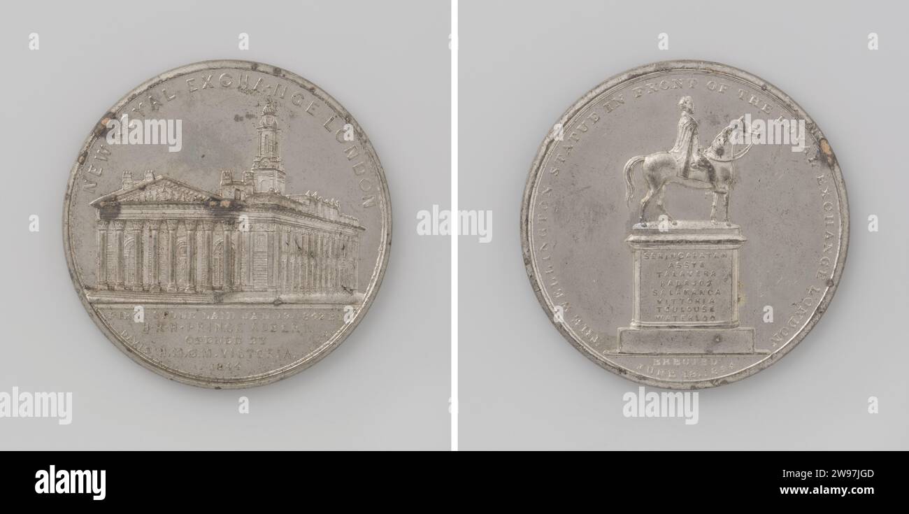 Opening of the new stock exchange in London and establishing a statue for the Duke of Wellington, Joseph Davis (medalur), 1844 history medal Silver medal. Front: View of the new Beursgebouw Inside Cover; Cut: Inscription. Reverse: Equestrian statue on pedestal with inscription Inside Covering Birmingham silver (metal) striking (metalworking)  London. Royal Exchange (1844-1939) Stock Photo