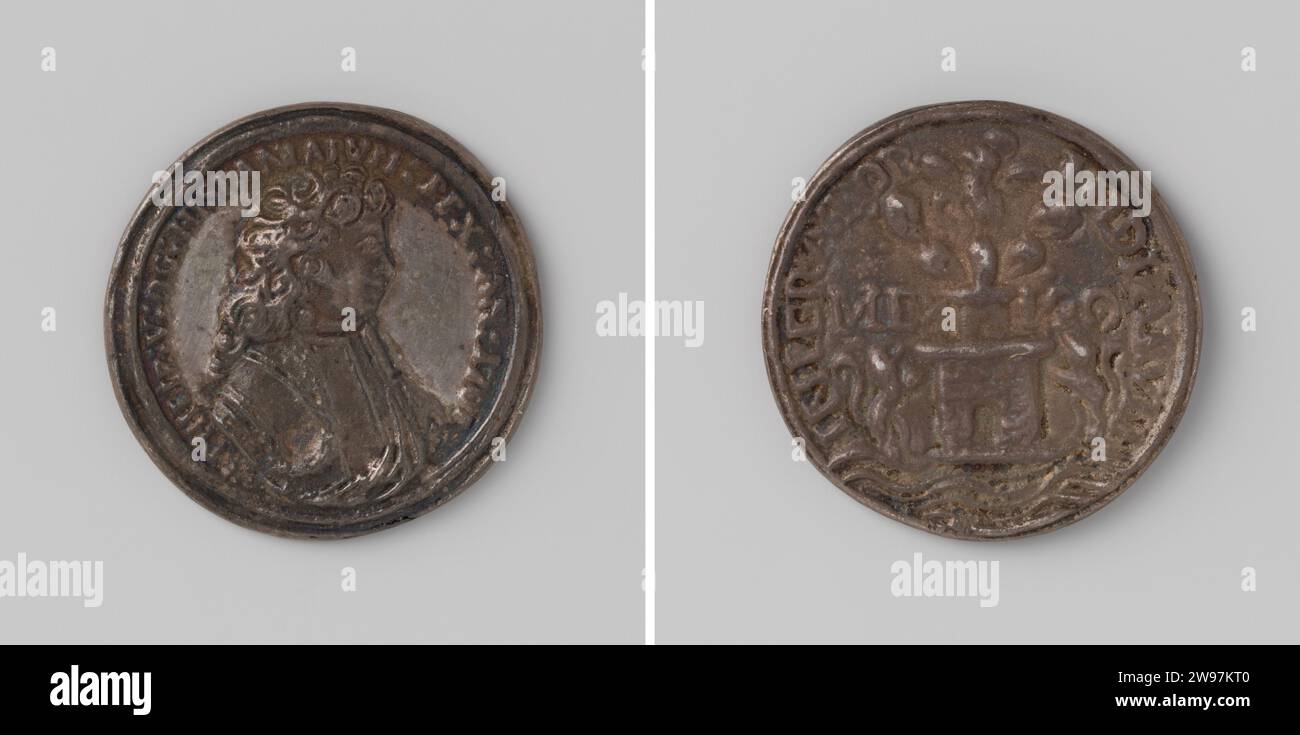 Philip V also recognized as King in the New World, Anonymous, 1701 history medal Silver medal. Front: breastpiece man inside change. Reverse: coat of arms inside. Mexico silver (metal) striking (metalworking)  Mexico. Central America. West India. Venezuela. Colombia. Ecuador. Peru. Bolivia. Chili. South America Stock Photo