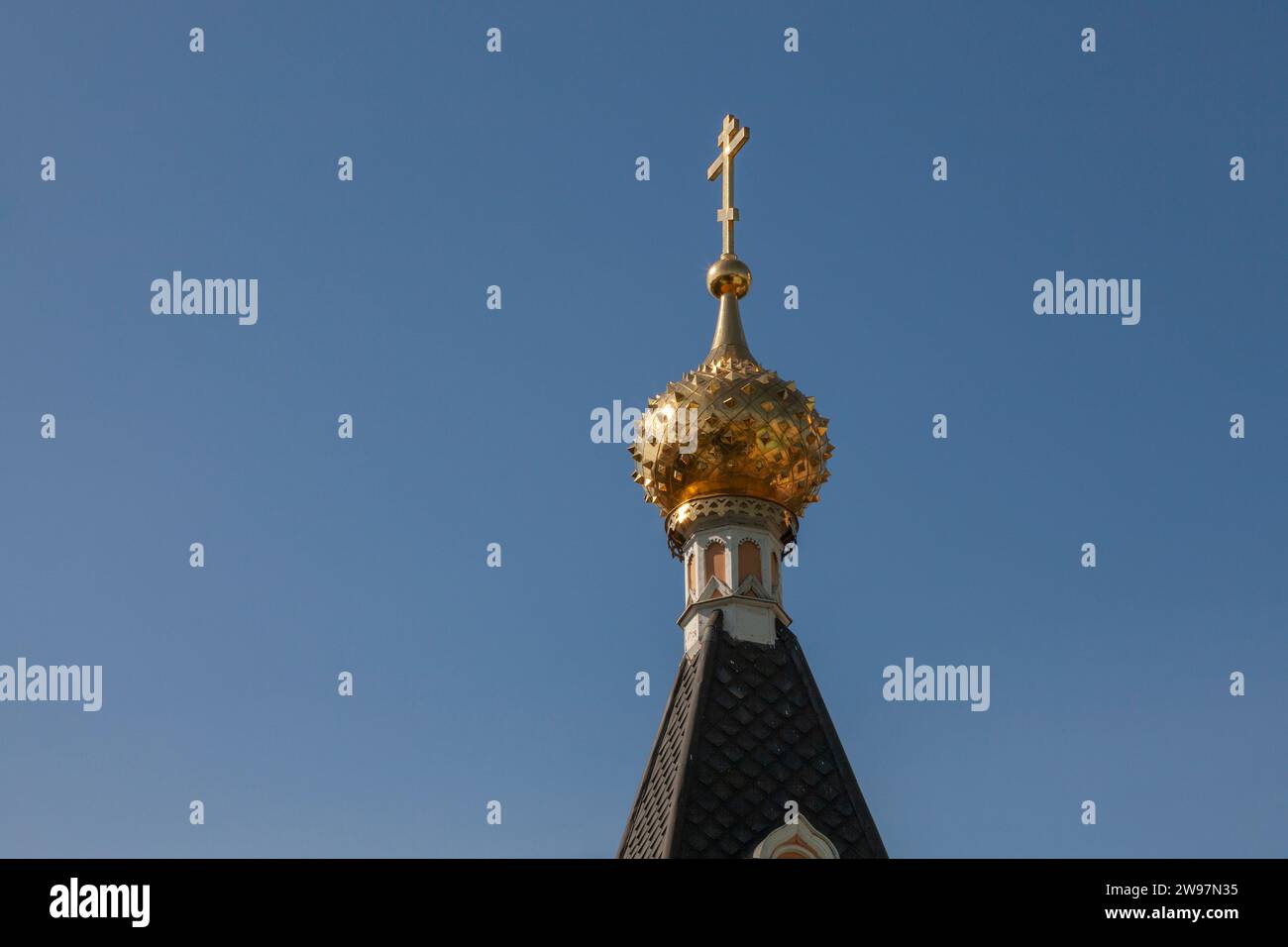 Gilded dome of an Orthodox church with a cross against the sky Stock ...