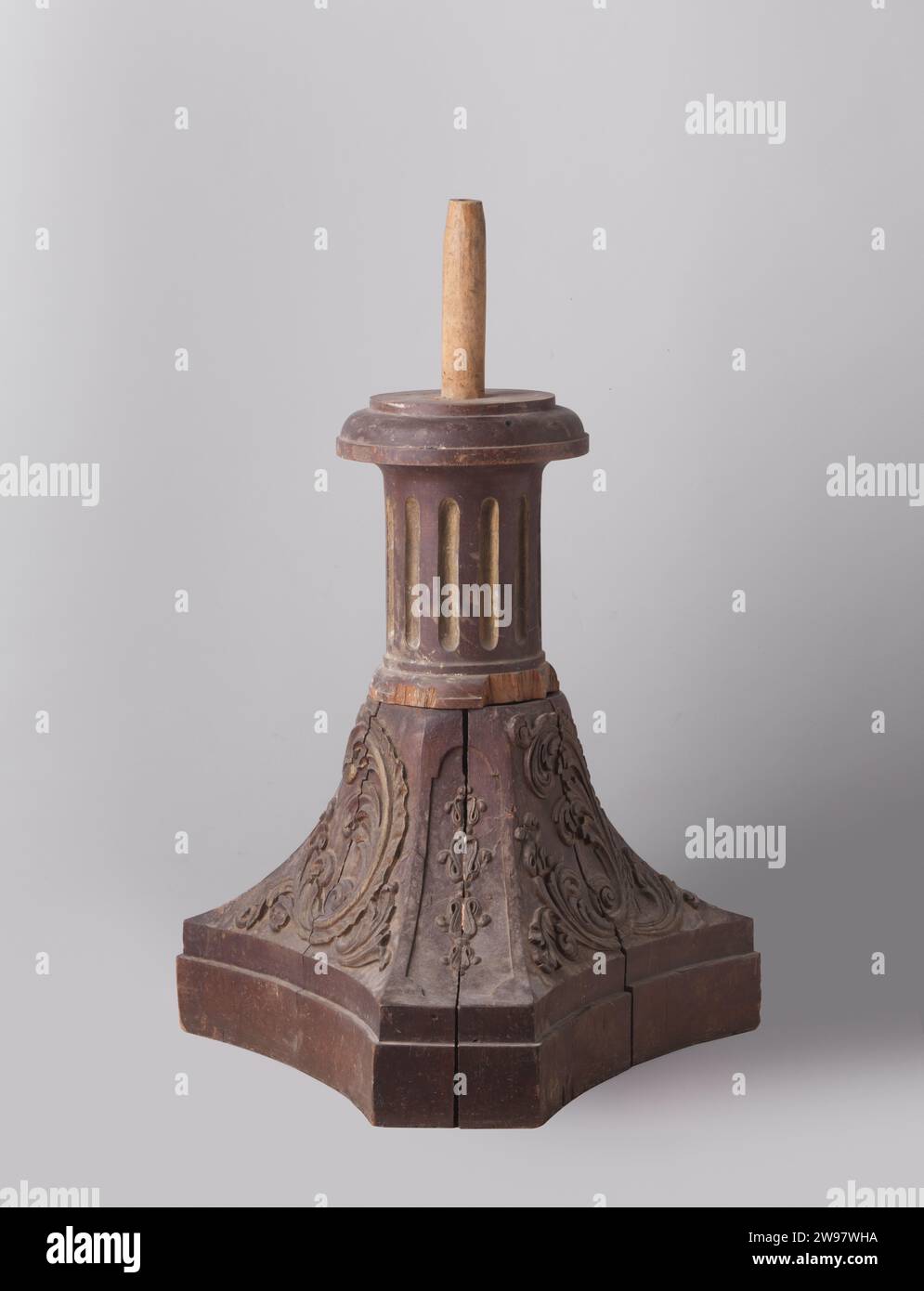 Pedestal, anonymous, c. 1900 - c. 1910  Pedim with eight corners, decorated with praise. Netherlands wood (plant material). iron (metal)   Netherlands Stock Photo