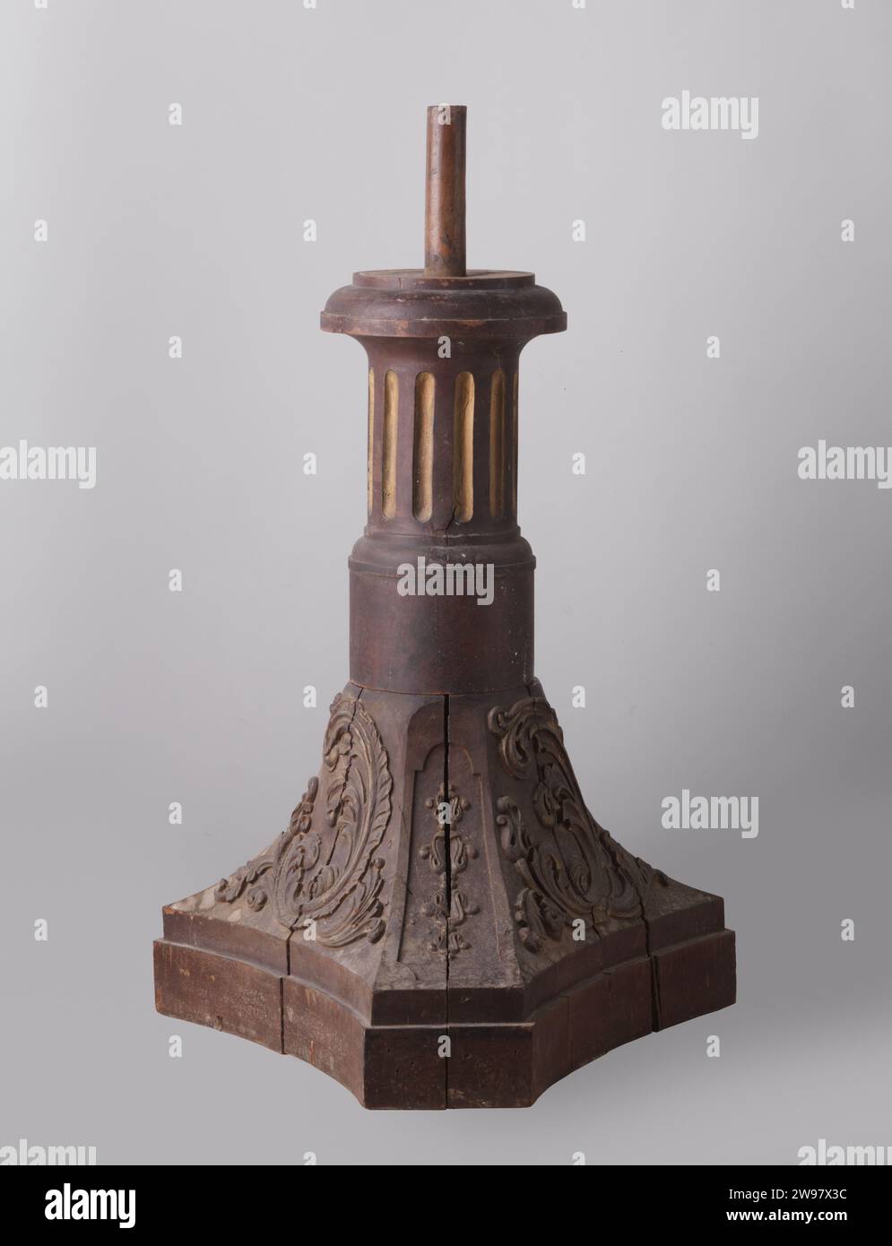 Pedestal, anonymous, c. 1900 - c. 1910  Pedim with eight corners, decorated with praise. Netherlands wood (plant material). iron (metal)   Netherlands Stock Photo