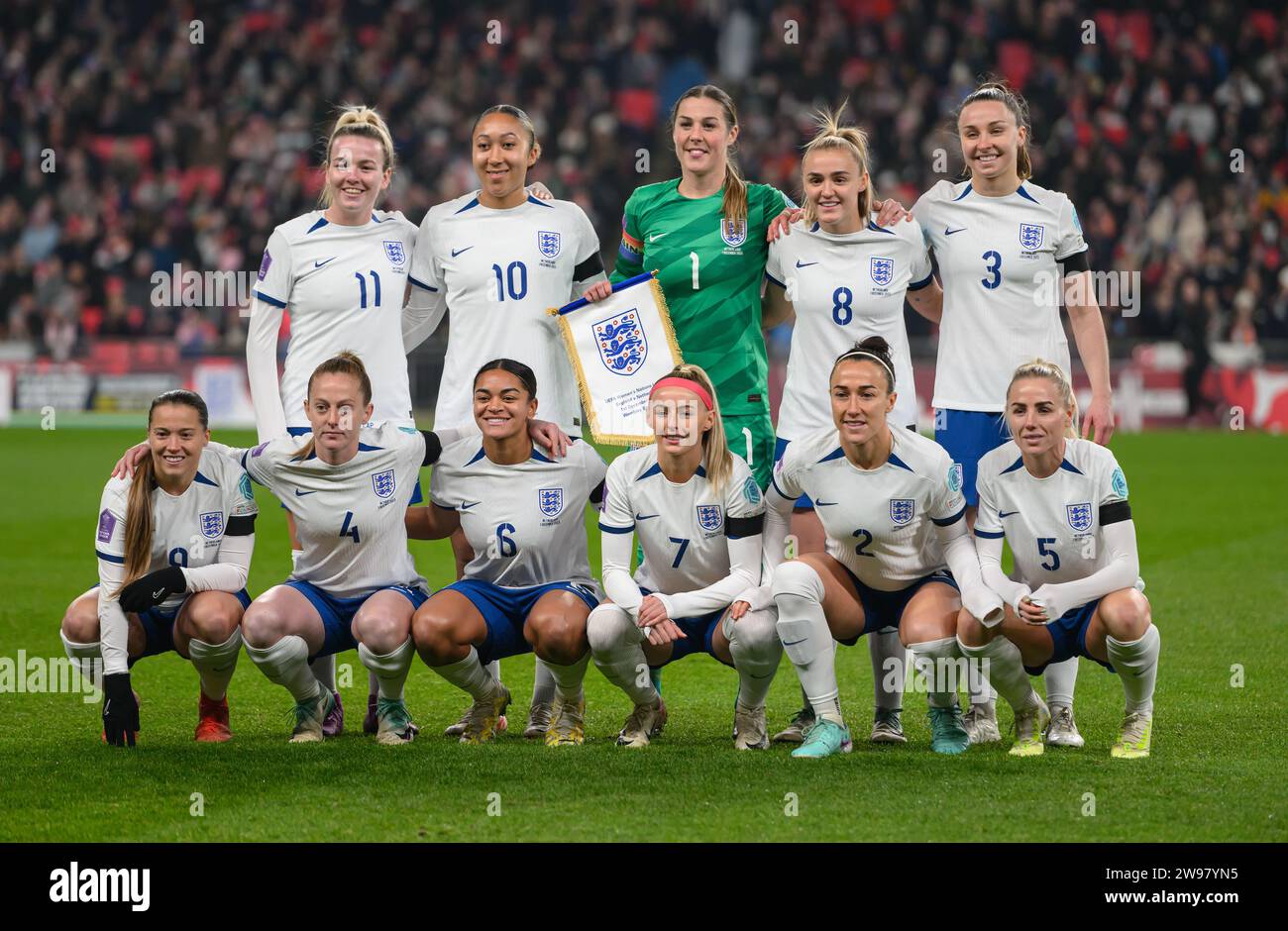 01 Dec 2023 - England v Netherlands - UEFA Womens Nations League - Wembley Stadium.  The England Women teamgroup before the Nations League match against the Nethelands. The team includes Mary Earps, Lucy Bronze, Jess Carter,  Alex Greenwood,  Niamh Charles, Georgia Stanway,  Fran Kirby, Chloe Kelly, Lauren Hemp, Lauren James, Keira Walsh Picture : Mark Pain / Alamy Live News Stock Photo