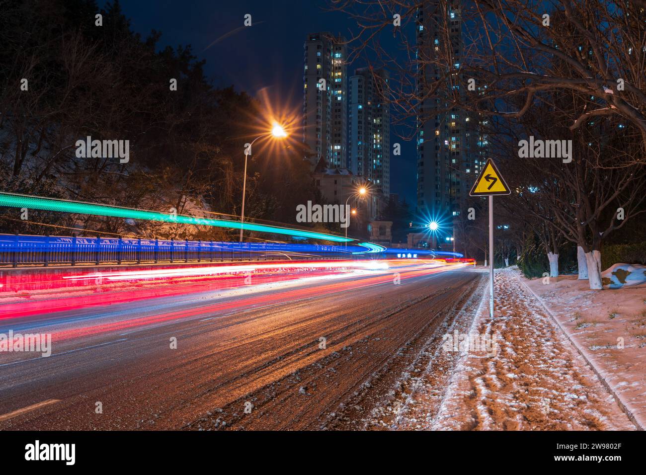 Car headlights night street hi-res stock photography and images - Alamy