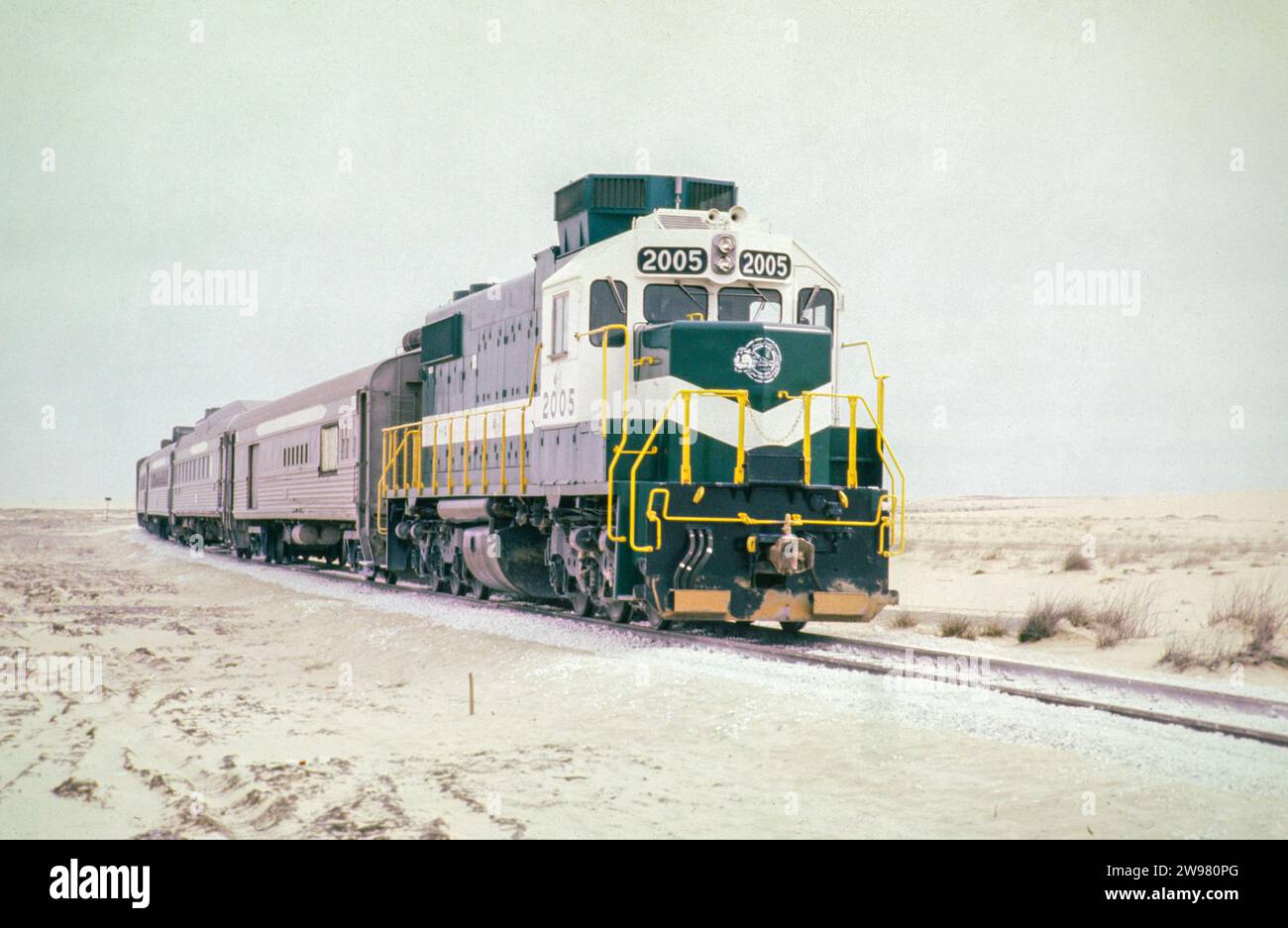 Passenger train desert railway track, Saudi Arabia, Saudi Railways Organization diesel engine 2005 EMD SDL38 freight locomotive 1970s-1980s Stock Photo