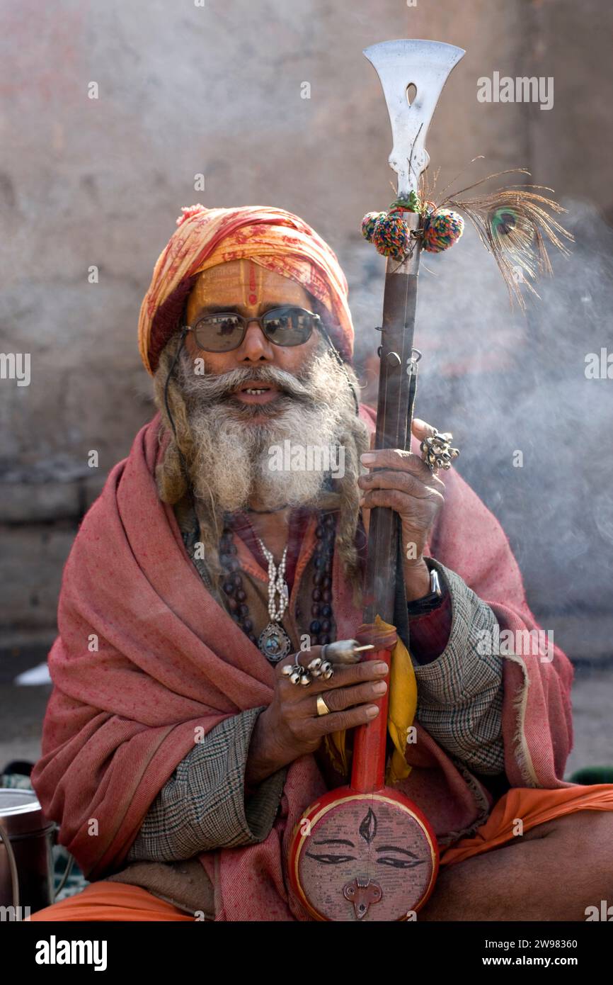 Ektara are commonly used in kirtan chanting by sadhus, which is a Hindu devotional practice of