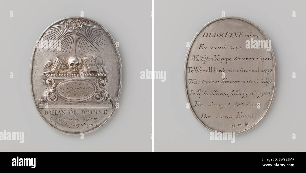 Death of Johannes de Bruine, pastor in De Knipe, Staveren, Sluis, Wezel, Dordrecht and The Hague, Tielman Sluyter, 1722  Silver oval medal. Front: skull, extinguished torch, winged hourglass, Bible and other books on altar with medallion with inscription, radiant olive wreath; Cut: Inscription. Reverse: inscription; At the bottom of inspection and masters Netherlands silver (metal) striking (metalworking)  The Knipe. Stavoren. Lock. Wesel. Dordrecht. The Hague Stock Photo