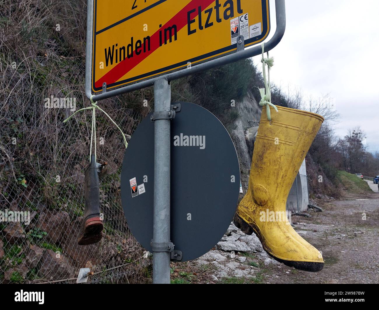 Spannende Schuhe An Ortsschild Hngen Bildernull