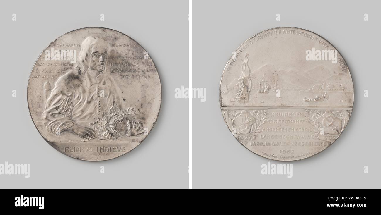Two hundred -year commemoration of the death of G.E. Rumphius 1902, Jacob Jan van Goor, 1902 history medal Silver medal, on the front Rumphius sitting at a table with naturalia, with text left and right in the field and in the cut, on the reverse an Ambonese harbor face, with a change, including six lines of text between two coats of arms and two years .  silver (metal) striking (metalworking) Stock Photo
