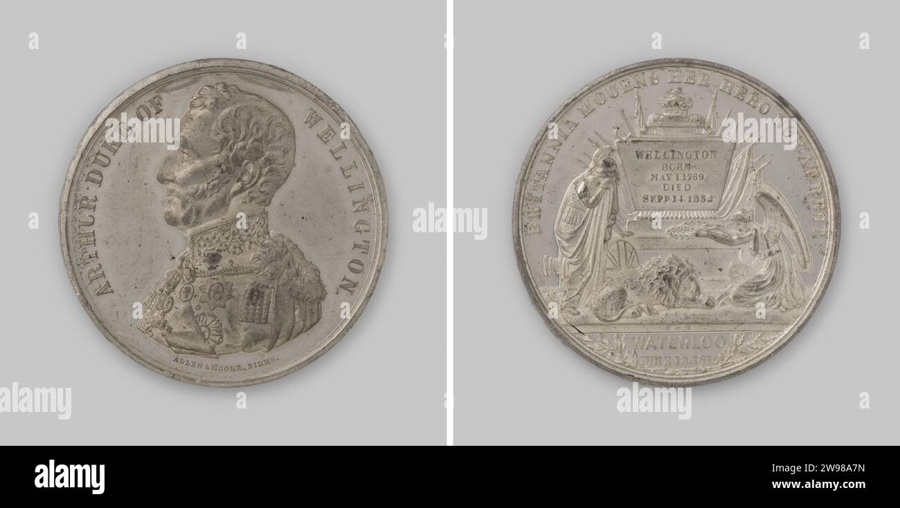 Death of the Duke of Wellington, victor in the Battle of Waterloo, Allen & Moore, 1852 history medal Menning. Front: breastpiece man inside change. Reverse: grave monument with inscription, awarded crown lying on a pillow, amidst banners; On the left is helmeted Britannia, who covers her weeping face with her cloak; At her feet coat of arms and lion; On the right, an angel kneels, who puts two wreaths on the monument within Kantschrift; Cut: Inscription between Lauwer and Eiketak Birmingham alloy striking (metalworking)  Waterloo Stock Photo
