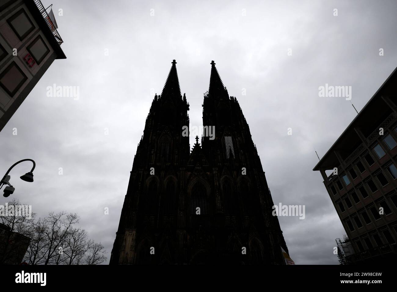 Terroralarm zu Weihnachten: Rund um den Kölner Dom sind Polizisten in Stellung gegangen. Zuvor ging eine Terrorwarnung ein: Eine islamistische Terrorzelle des afghanischen ISIS-Ablegers ISPK habe über den Jahreswechsel u.a. in Köln Anschläge geplant. Zwei Personen sollen in Deutschland und Wien festgenommen worden sein. Nachdem in der Nacht unter anderem Sprengstoff-Spürhunde im Dom eingesetzt wurden, kontrolliert die Polizei nun alle Gottesdienstbesucher. Themenbild, Symbolbild Köln, 24.12.2023 NRW Deutschland *** Terror alert at Christmas Police have taken up positions around Cologne Cathedr Stock Photo