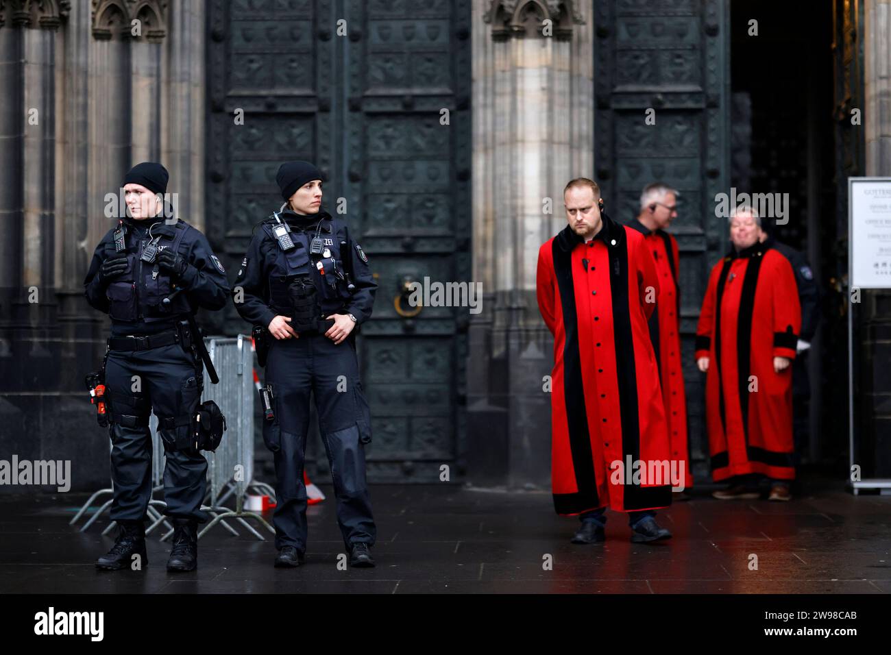 Terroralarm zu Weihnachten: Rund um den Kölner Dom sind Polizisten in Stellung gegangen. Zuvor ging eine Terrorwarnung ein: Eine islamistische Terrorzelle des afghanischen ISIS-Ablegers ISPK habe über den Jahreswechsel u.a. in Köln Anschläge geplant. Zwei Personen sollen in Deutschland und Wien festgenommen worden sein. Nachdem in der Nacht unter anderem Sprengstoff-Spürhunde im Dom eingesetzt wurden, kontrolliert die Polizei nun alle Gottesdienstbesucher. Themenbild, Symbolbild Köln, 24.12.2023 NRW Deutschland *** Terror alert at Christmas Police have taken up positions around Cologne Cathedr Stock Photo