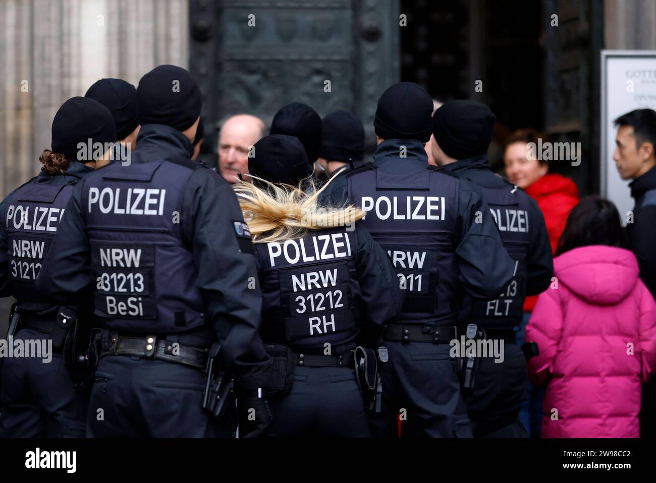 Terroralarm zu Weihnachten: Rund um den Kölner Dom sind Polizisten in Stellung gegangen. Zuvor ging eine Terrorwarnung ein: Eine islamistische Terrorzelle des afghanischen ISIS-Ablegers ISPK habe über den Jahreswechsel u.a. in Köln Anschläge geplant. Zwei Personen sollen in Deutschland und Wien festgenommen worden sein. Nachdem in der Nacht unter anderem Sprengstoff-Spürhunde im Dom eingesetzt wurden, kontrolliert die Polizei nun alle Gottesdienstbesucher. Themenbild, Symbolbild Köln, 24.12.2023 NRW Deutschland *** Terror alert at Christmas Police have taken up positions around Cologne Cathedr Stock Photo