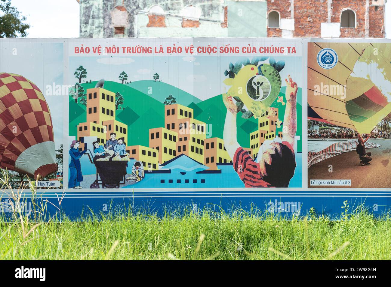 Da Nang, Vietnam - October 7, 2023: a poster 'Protecting the environment is protecting our lives' on a construction fence. Stock Photo