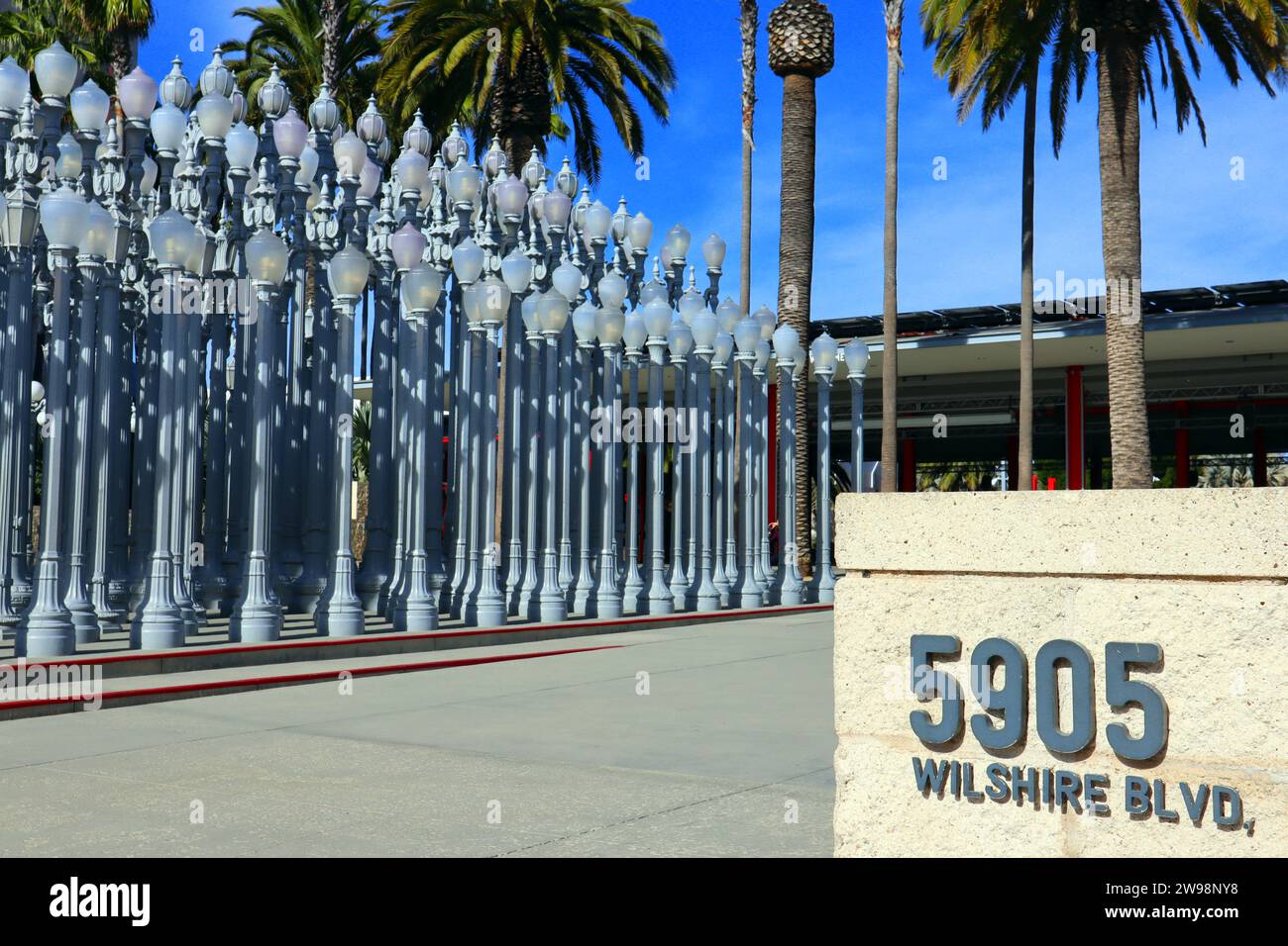 los-angeles-california-lacma-los-angeles-county-museum-of-art-at-5905-wilshire-blvd-los-angeles-2W98NY8.jpg