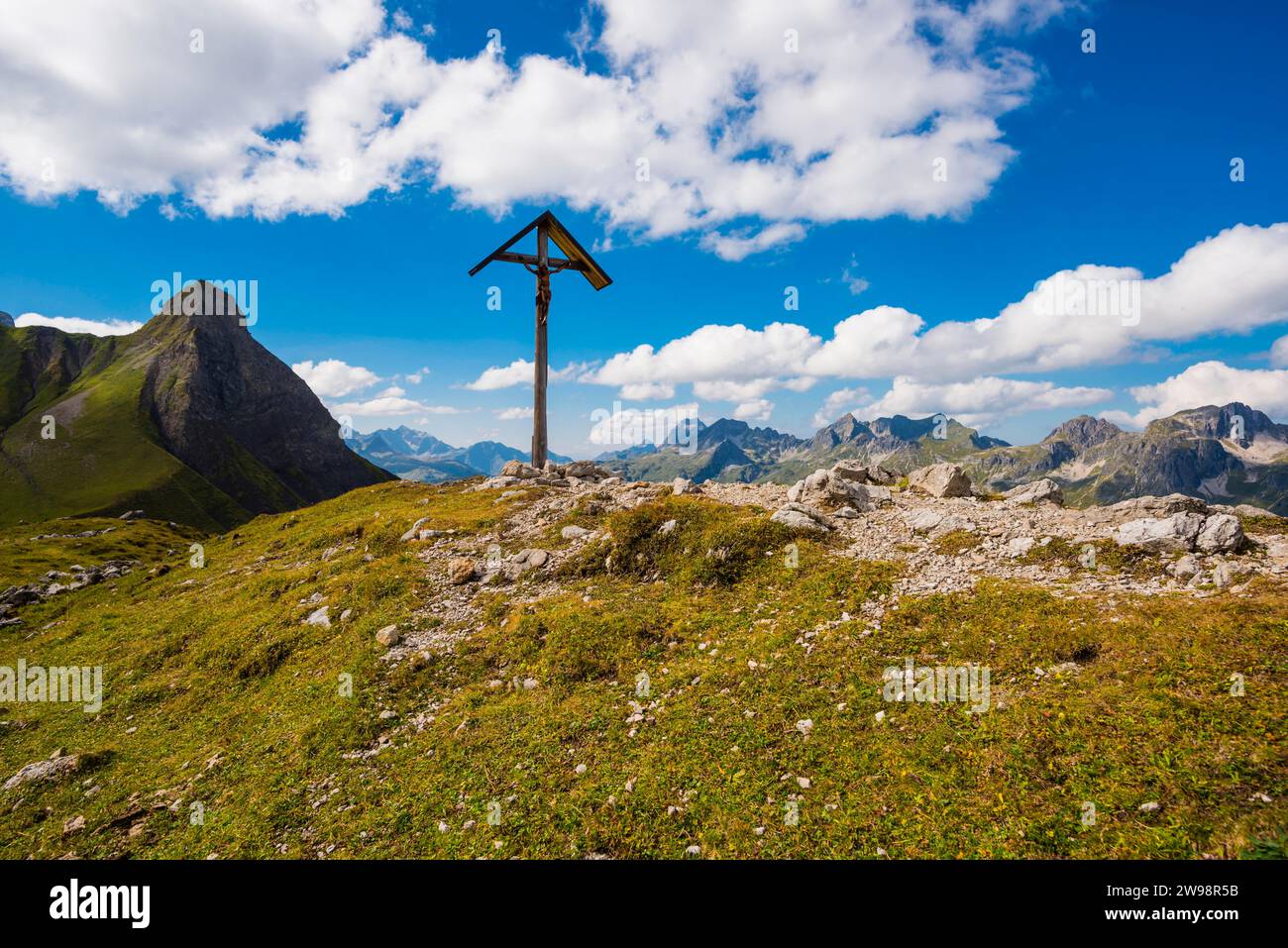 Field cross at Rappensee, left behind Kleiner Rappenkopf, 2276m, Allgaeu Alps, Allgaeu, Bavaria, Germany Stock Photo