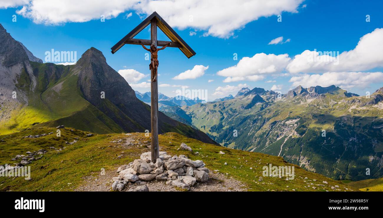 Field cross at Rappensee, left behind Kleiner Rappenkopf, 2276m, Allgaeu Alps, Allgaeu, Bavaria, Germany Stock Photo