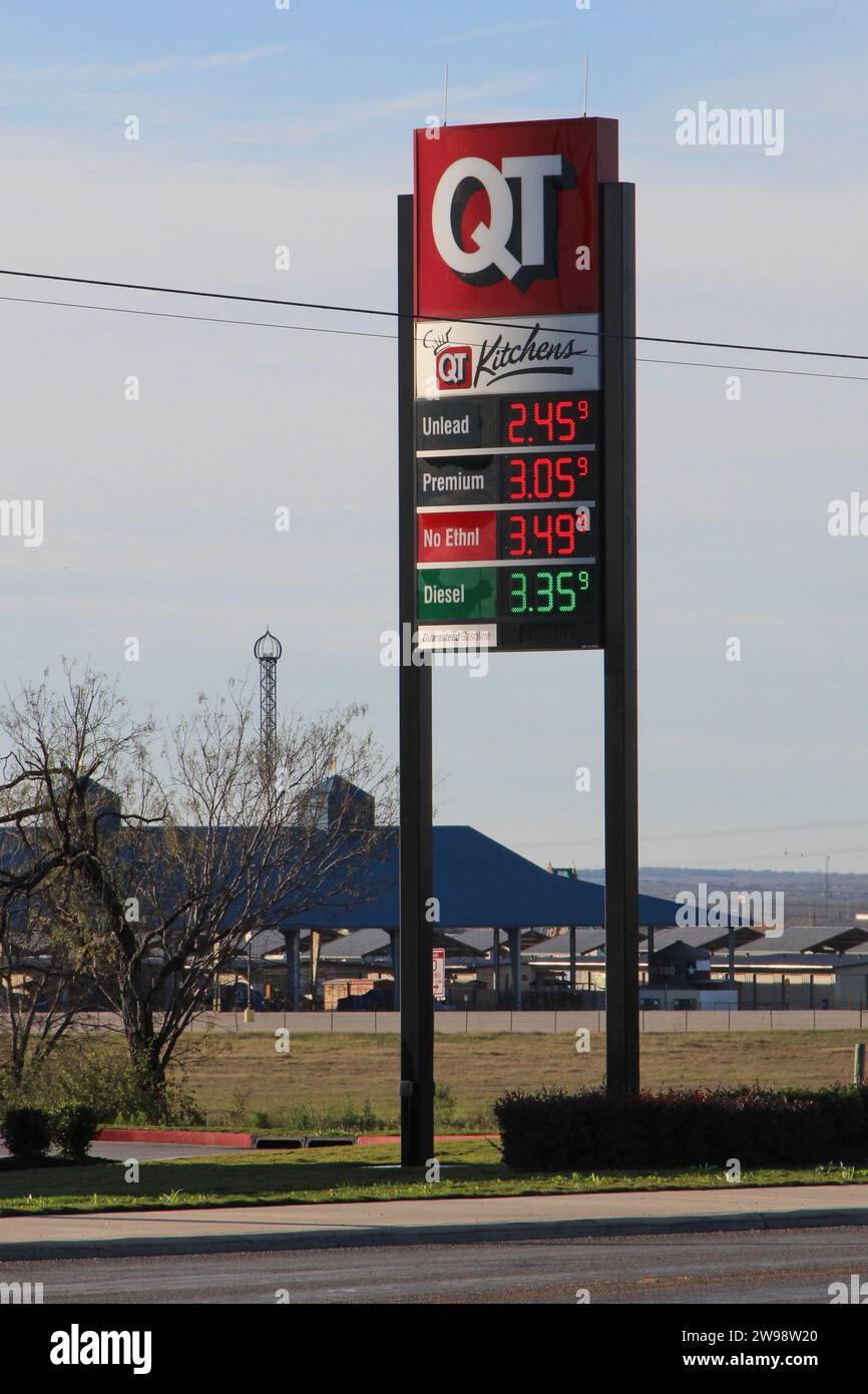 San Antonio, USA. 25th Dec, 2023. Unleaded gasoline is retailing for 2