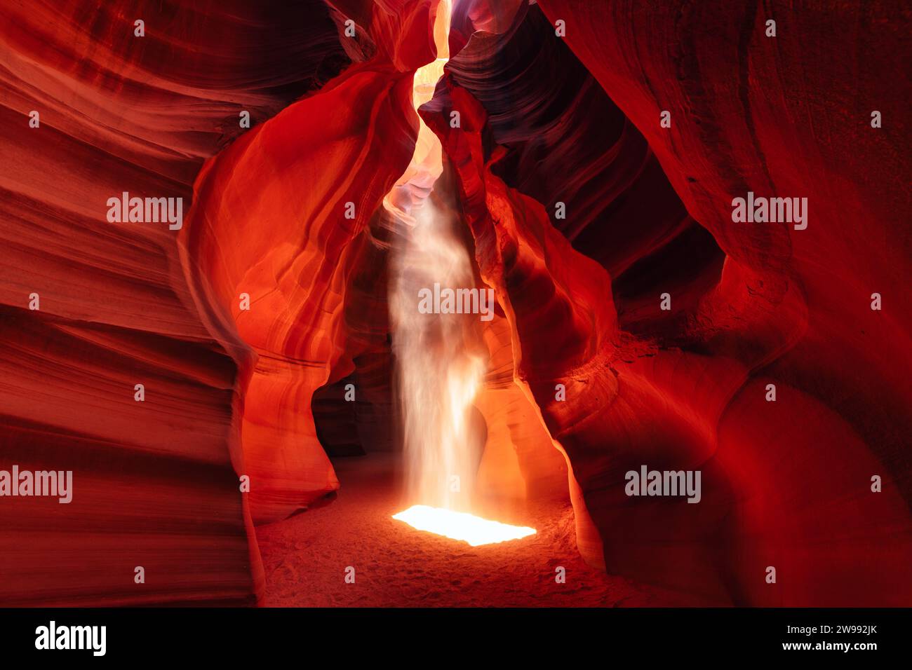 A light penetrates the cave in Antelope Canyon in Arizona at midday ...