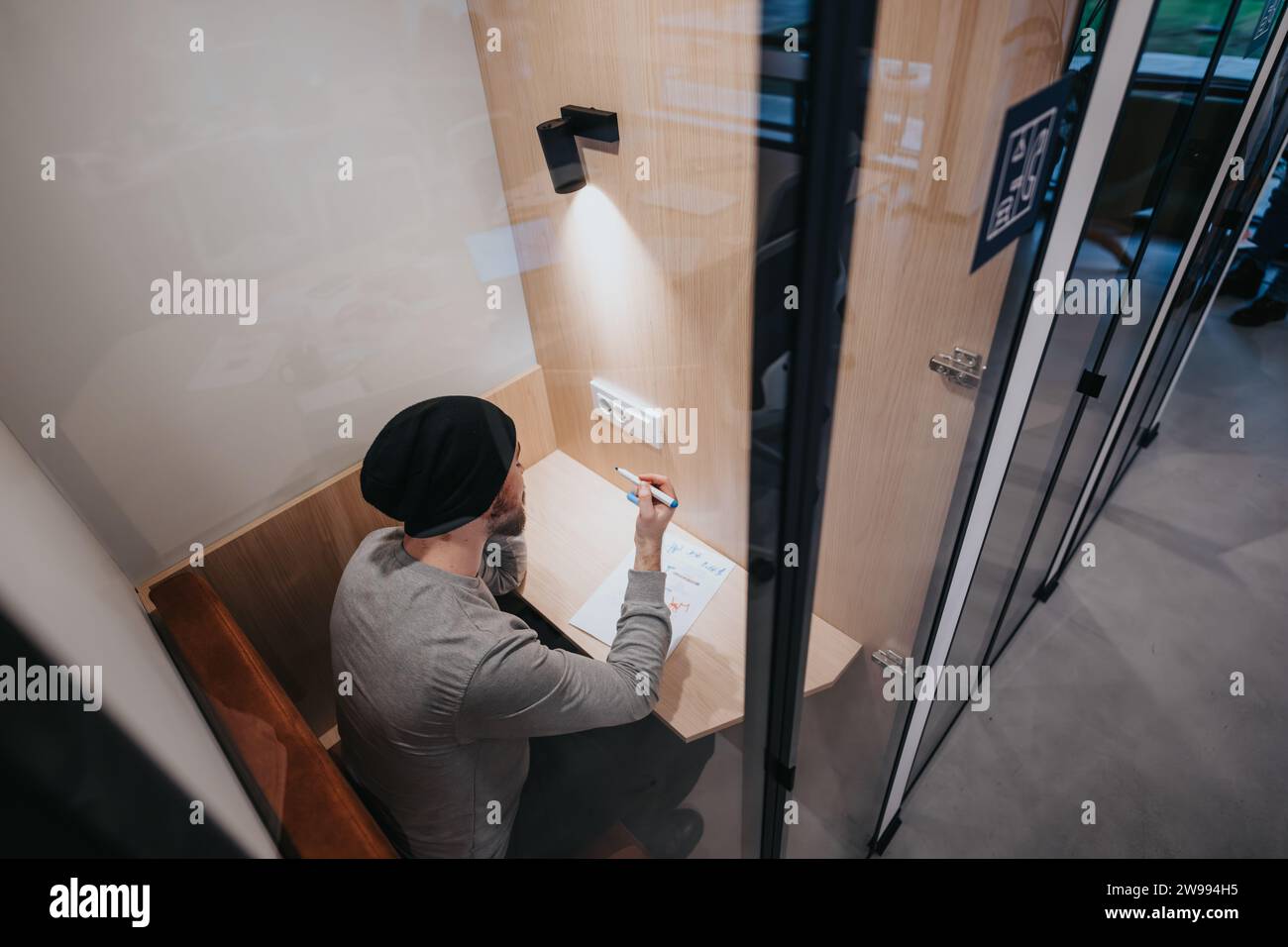 Soundproof phone booth hi-res stock photography and images - Alamy